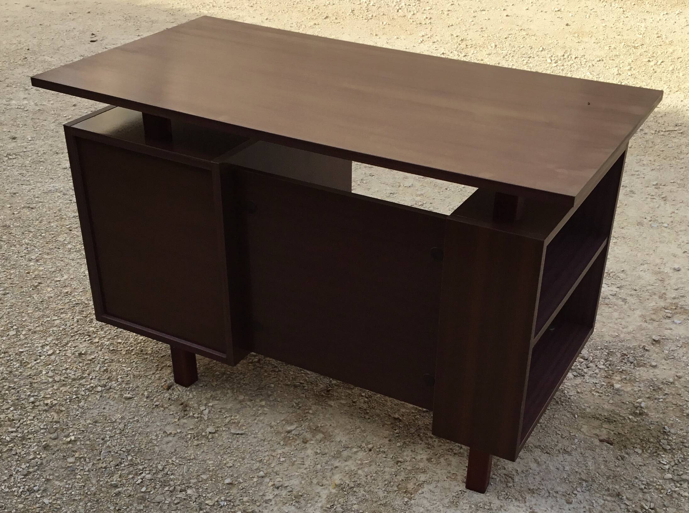 1980s mahogany veneered desk