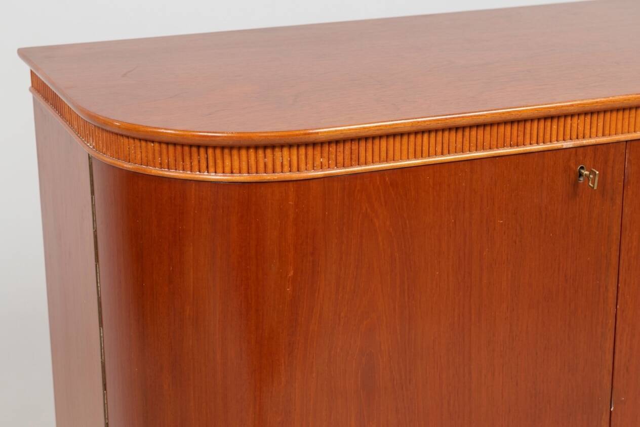 Vintage "Swedish Modern" buffet in mahogany from the 1940s.