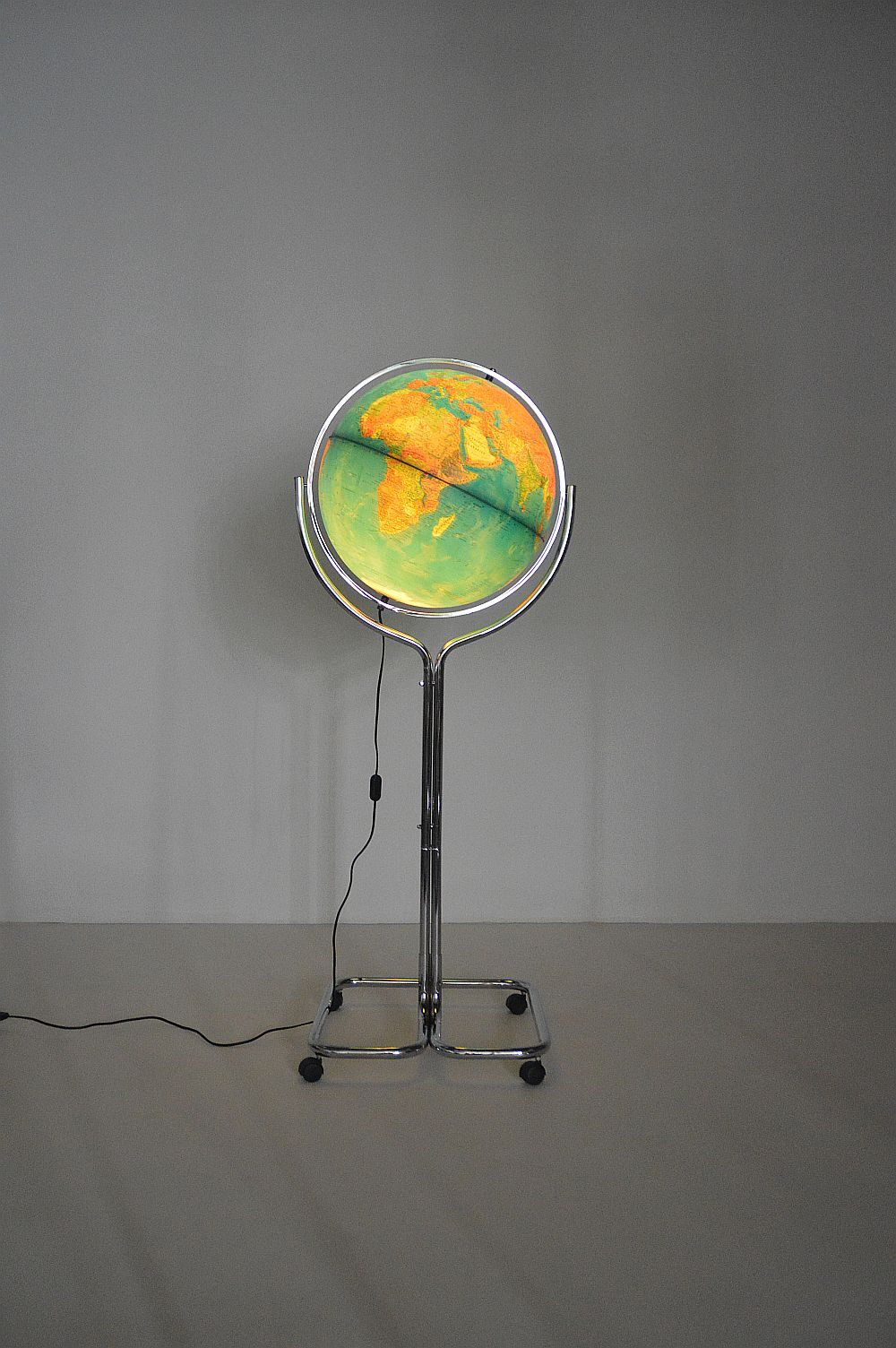 Globe de sol italien "Geoscope" avec éclairage de Ricoscope, années 1970