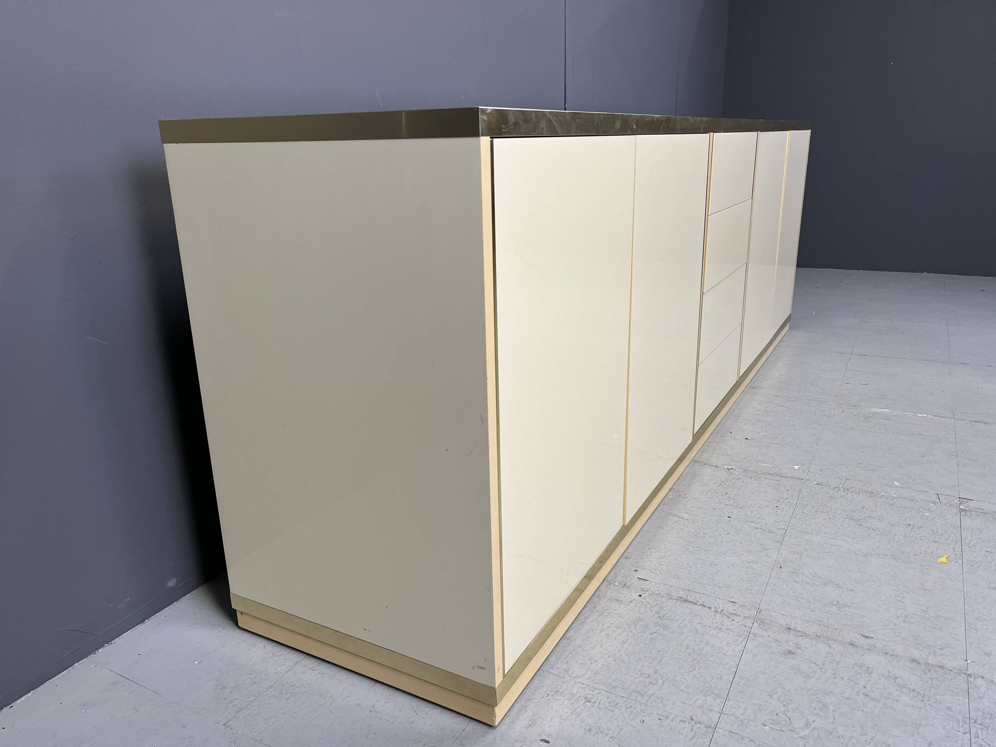 Beige lacquered credenza, 1970s