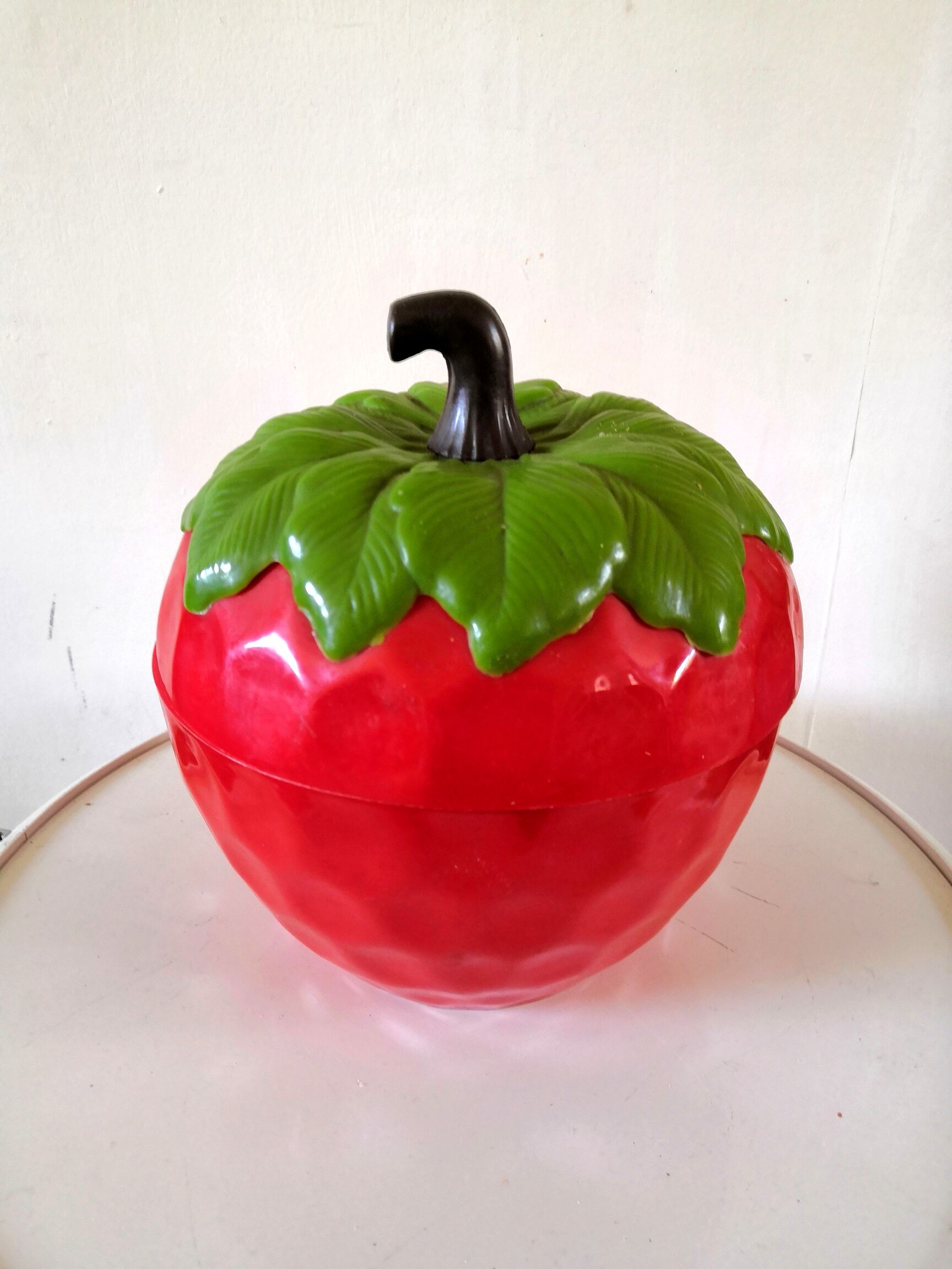 Strawberry ice bucket design 70s