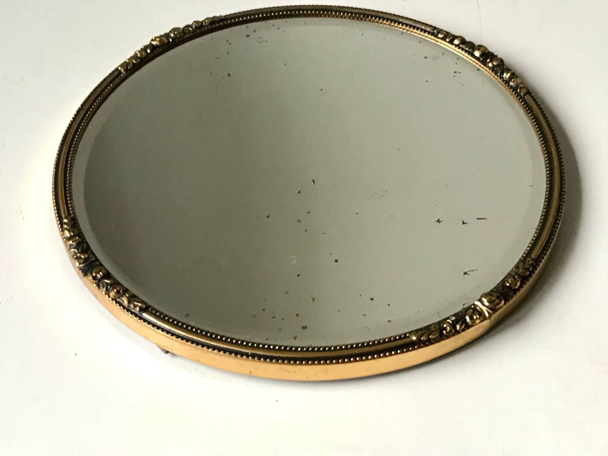 Miroir biseauté antique avec cadre en métal doré