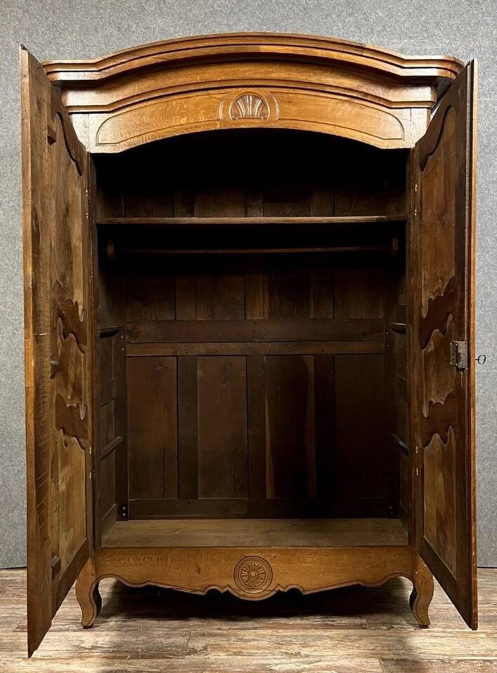 Armoire Louis XV Charolaise en noyer massif d'époque XVIII siècle