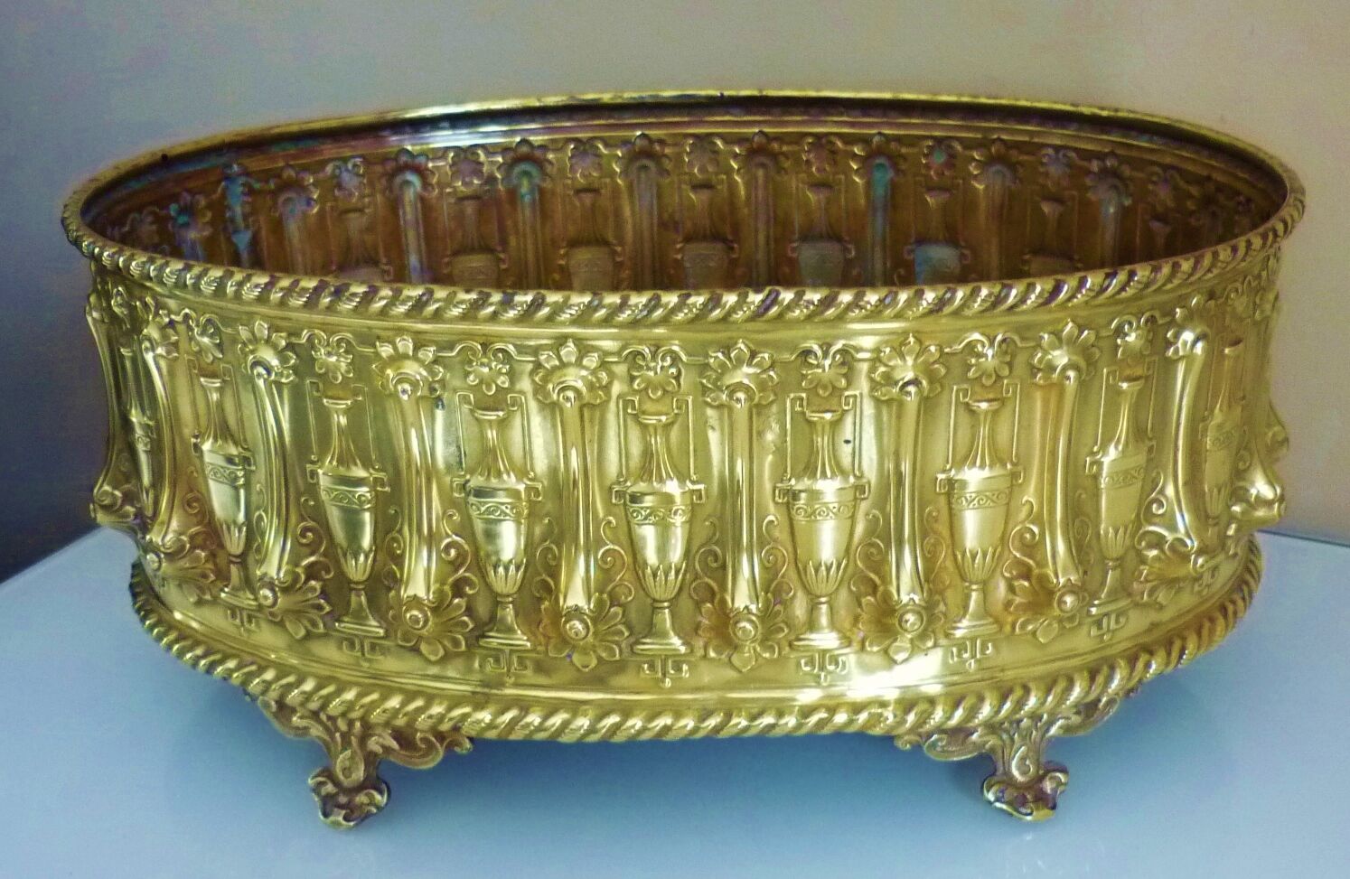 Old planter, repelled brass, nineteenth century, antique décor