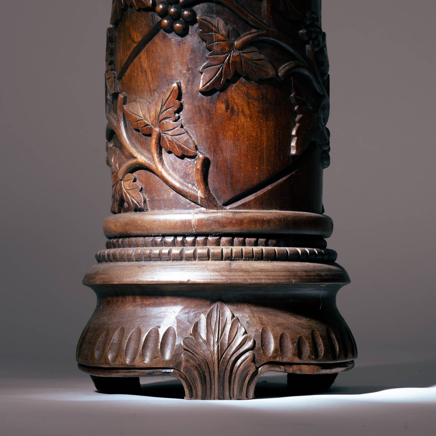 2 piédestaux en bois avec motif de vigne sculpté à la main, France années 1950