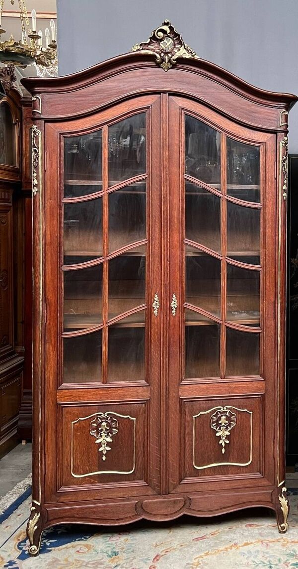 Vitrine de style Louis XV. Peintes à la main en or, chêne massif sculpté.