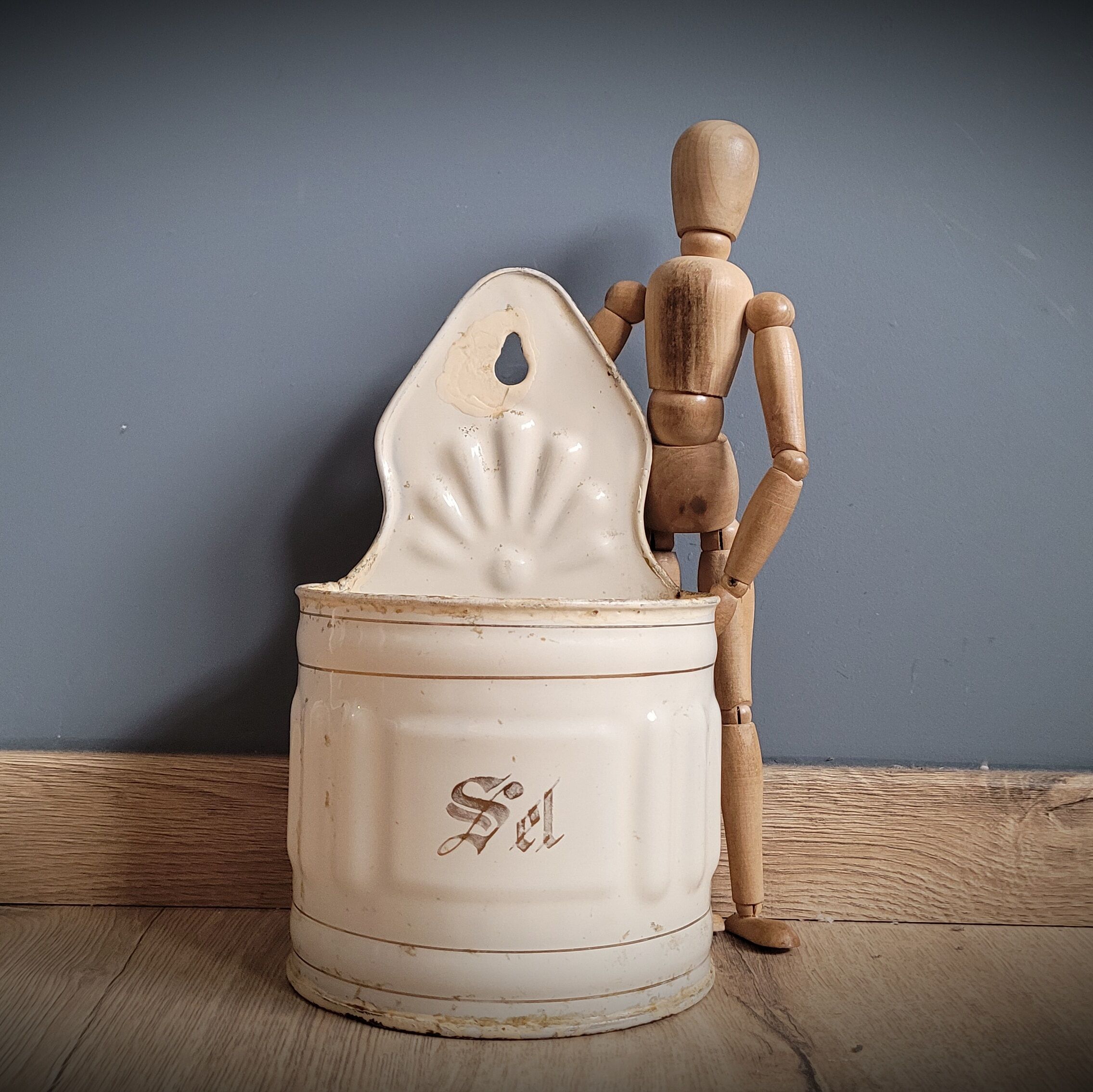 Salt enamelled pot