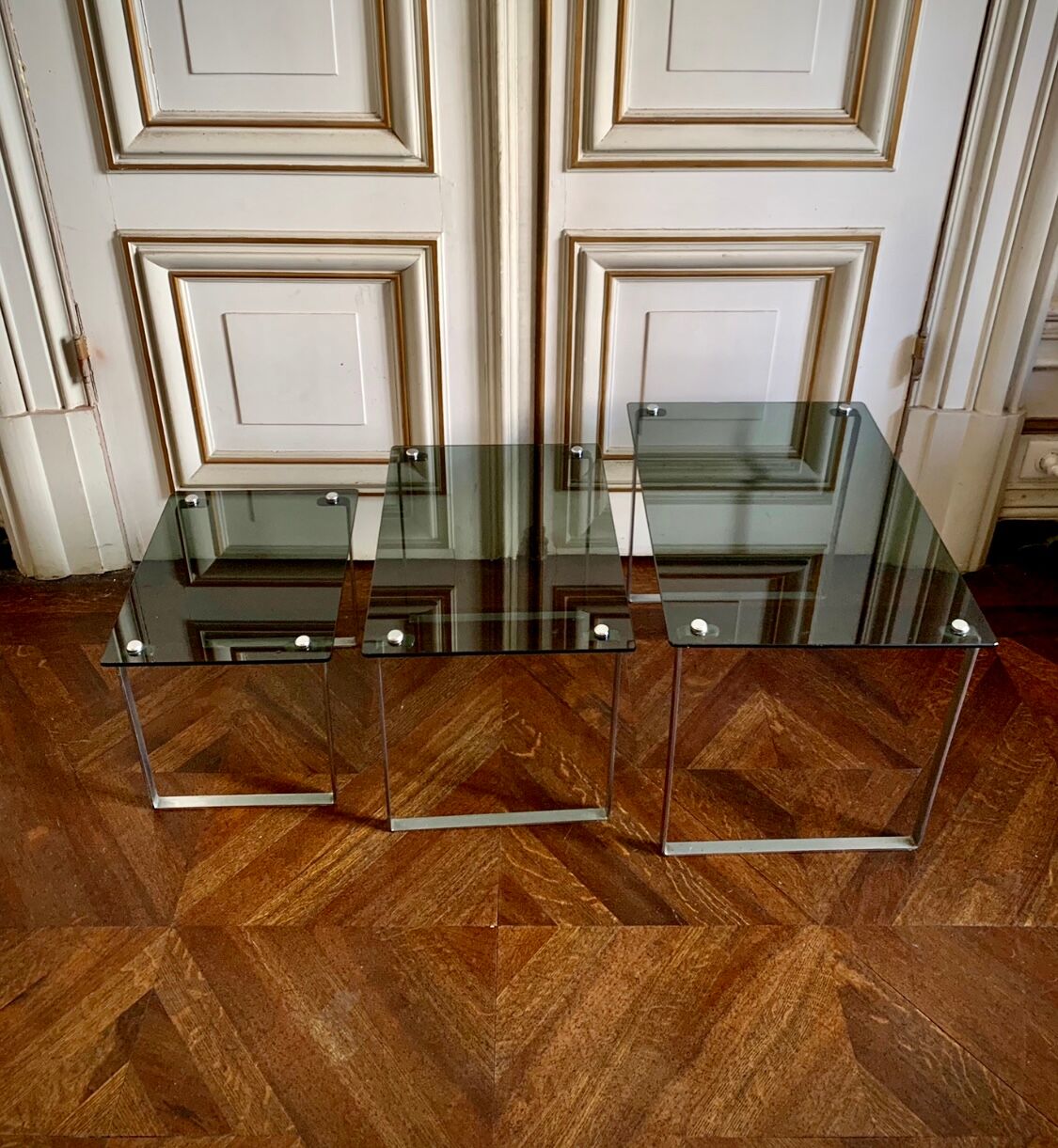 Tables gigognes  acier et verre fumé