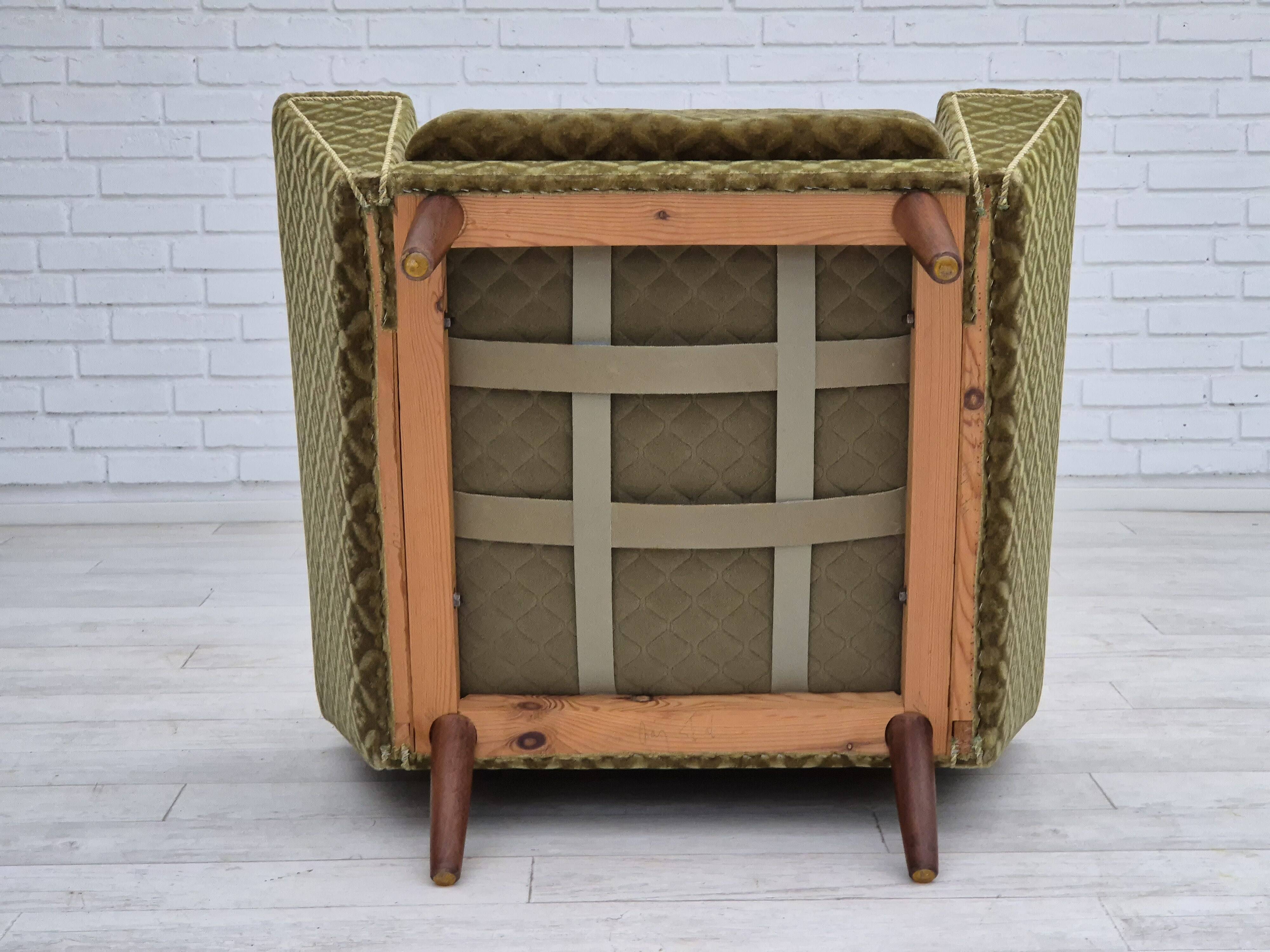 Fauteuil danois à dossier haut de georg thams, revêtement original, velours vert, bois de teck.