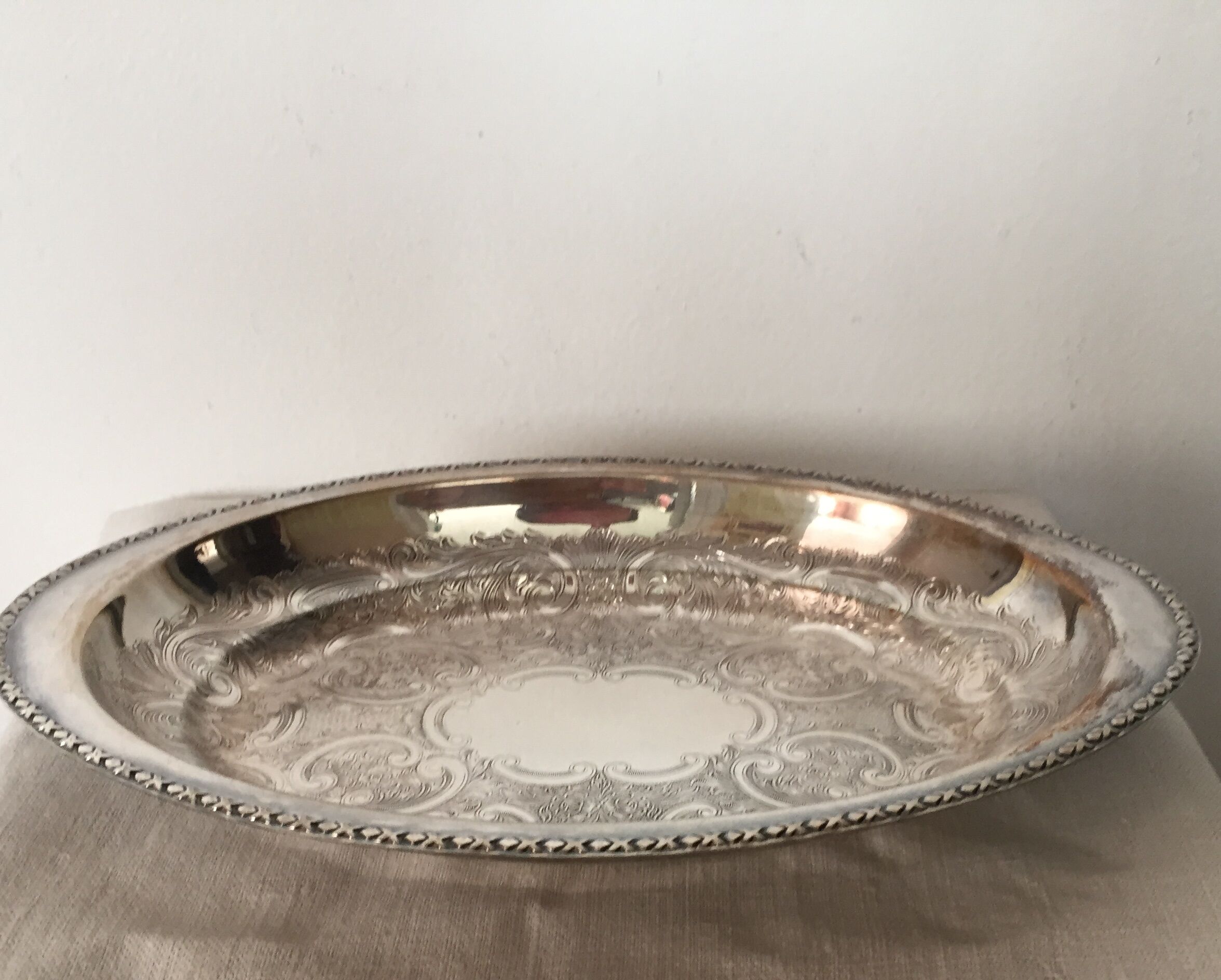Oval plate in silver metal