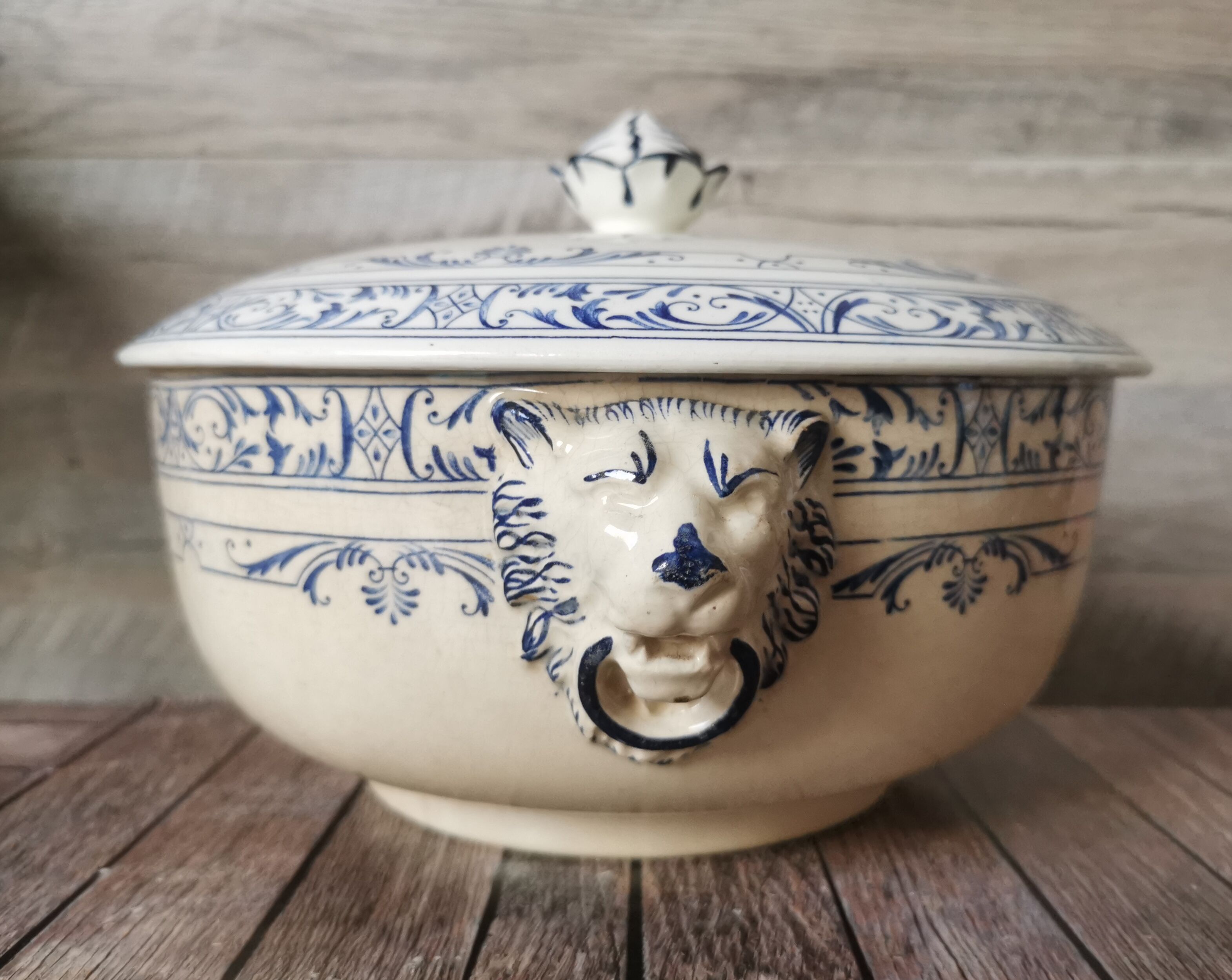 Souptureen heads of Lions Colbert Creil and Montereau