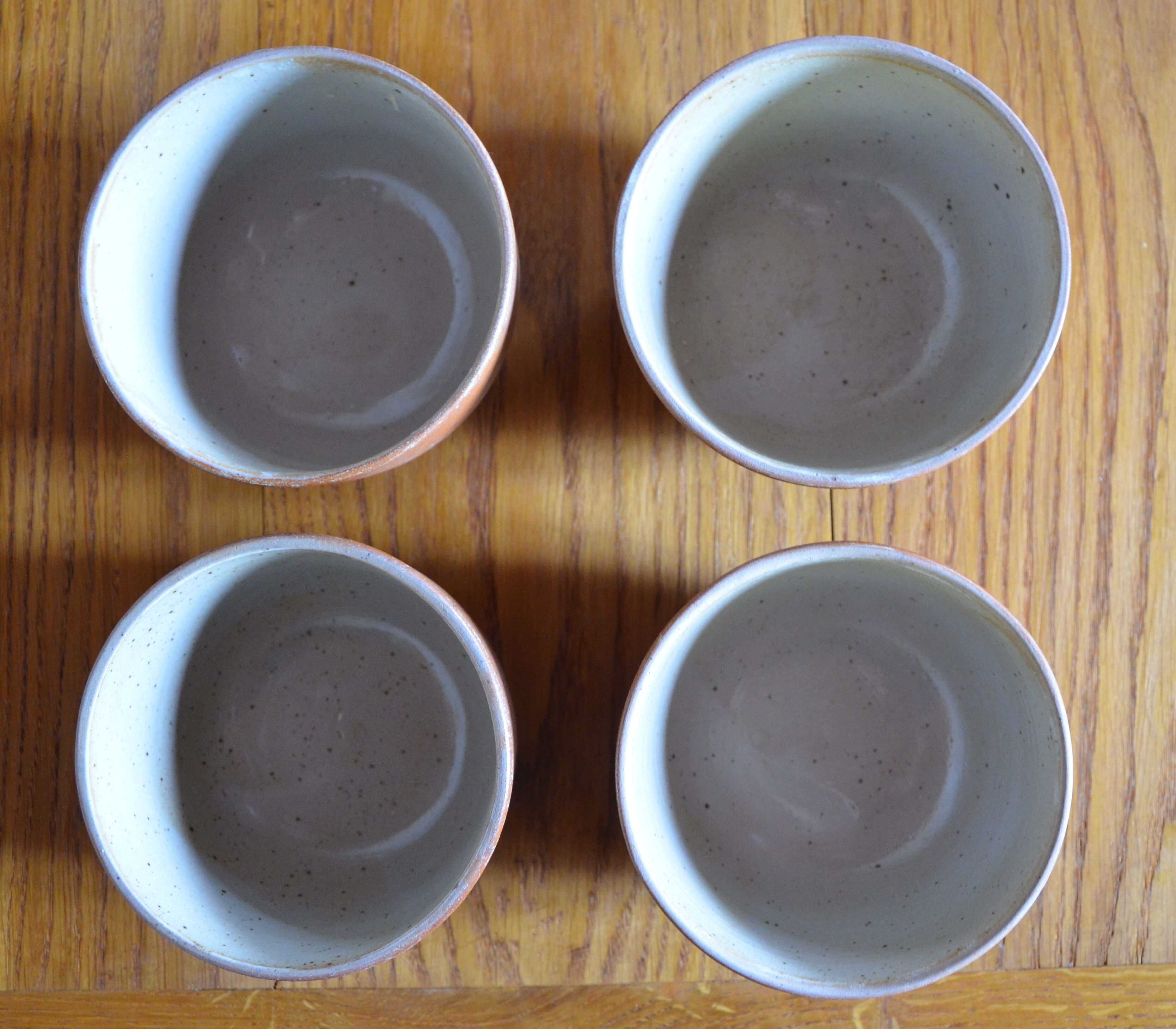 Lot of 4 bowls in sandstone and shiny grey inside