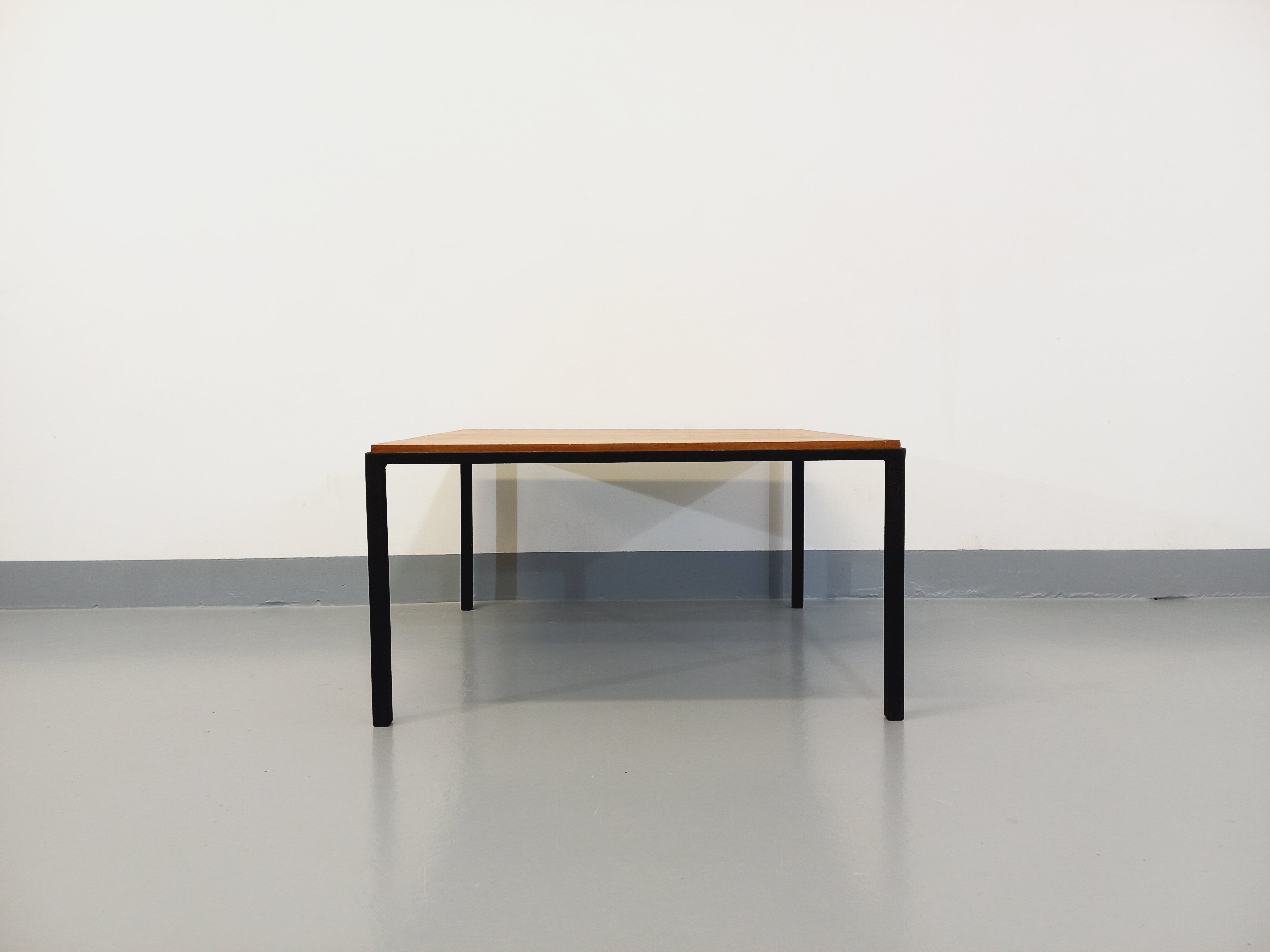 Table basse carrée moderniste vintage en teck et métal noir des années 60