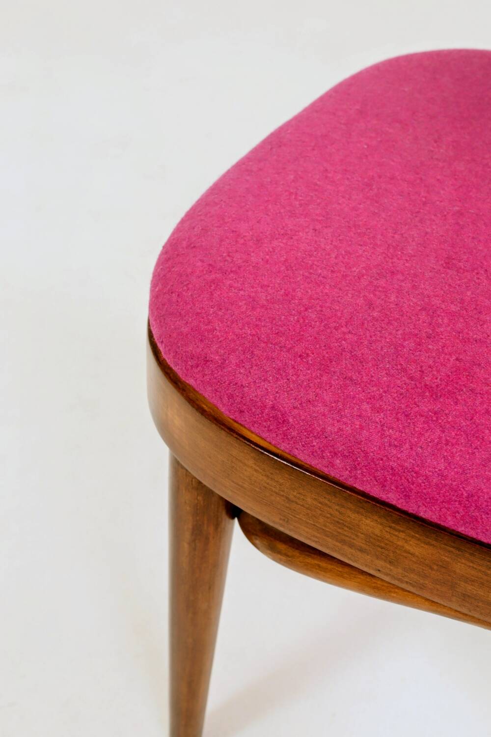 Chaise rétro en bois cintré de style classique, revêtement en laine fuchsia, rénovée.