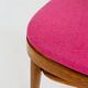 Chaise rétro en bois cintré de style classique, revêtement en laine fuchsia, rénovée.