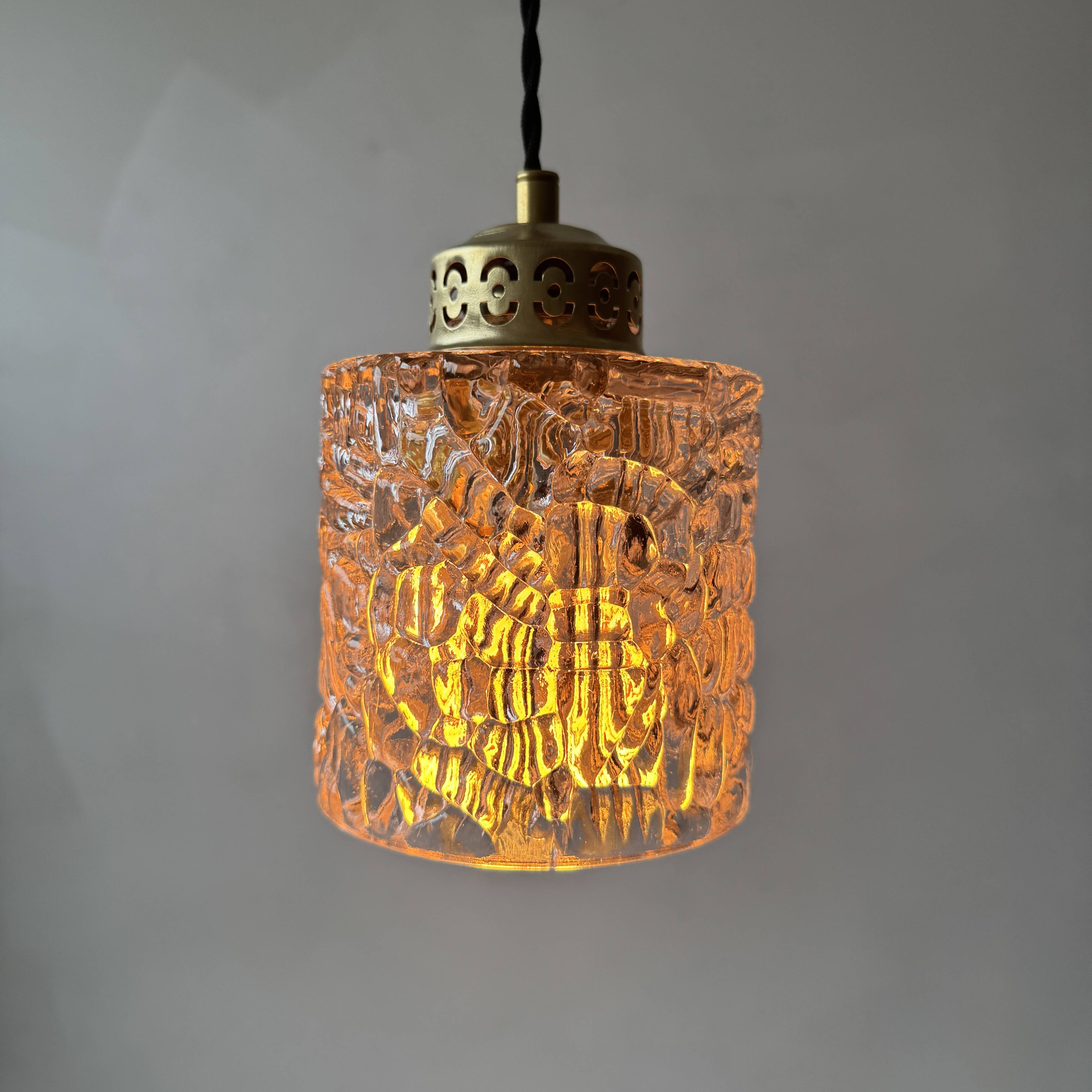 Paire d’anciennes suspensions en verre vintage