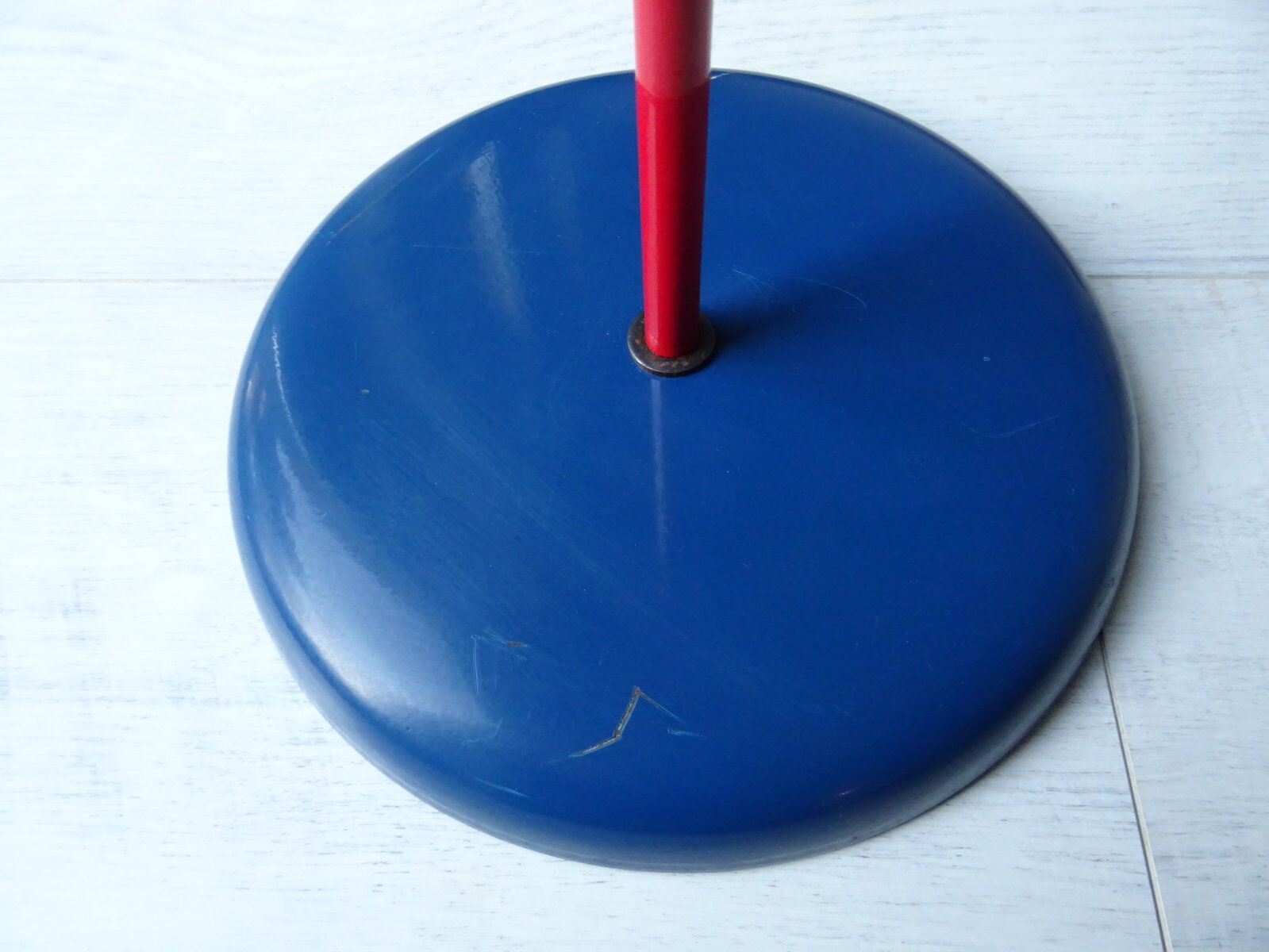 80s metal lamppost Memphis style