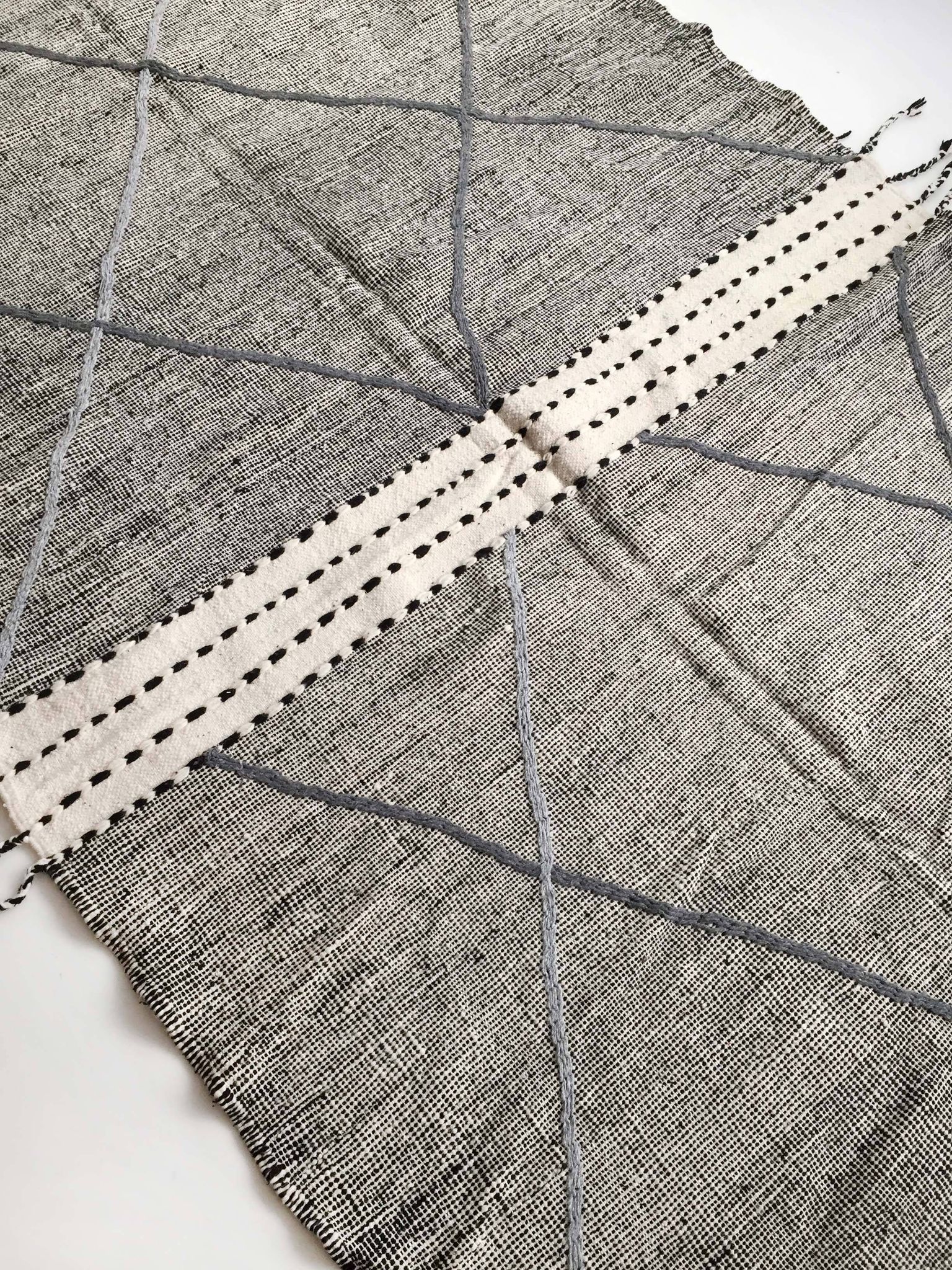 Moroccan Berber kilim Zanafi black and white 3.10x1.80m