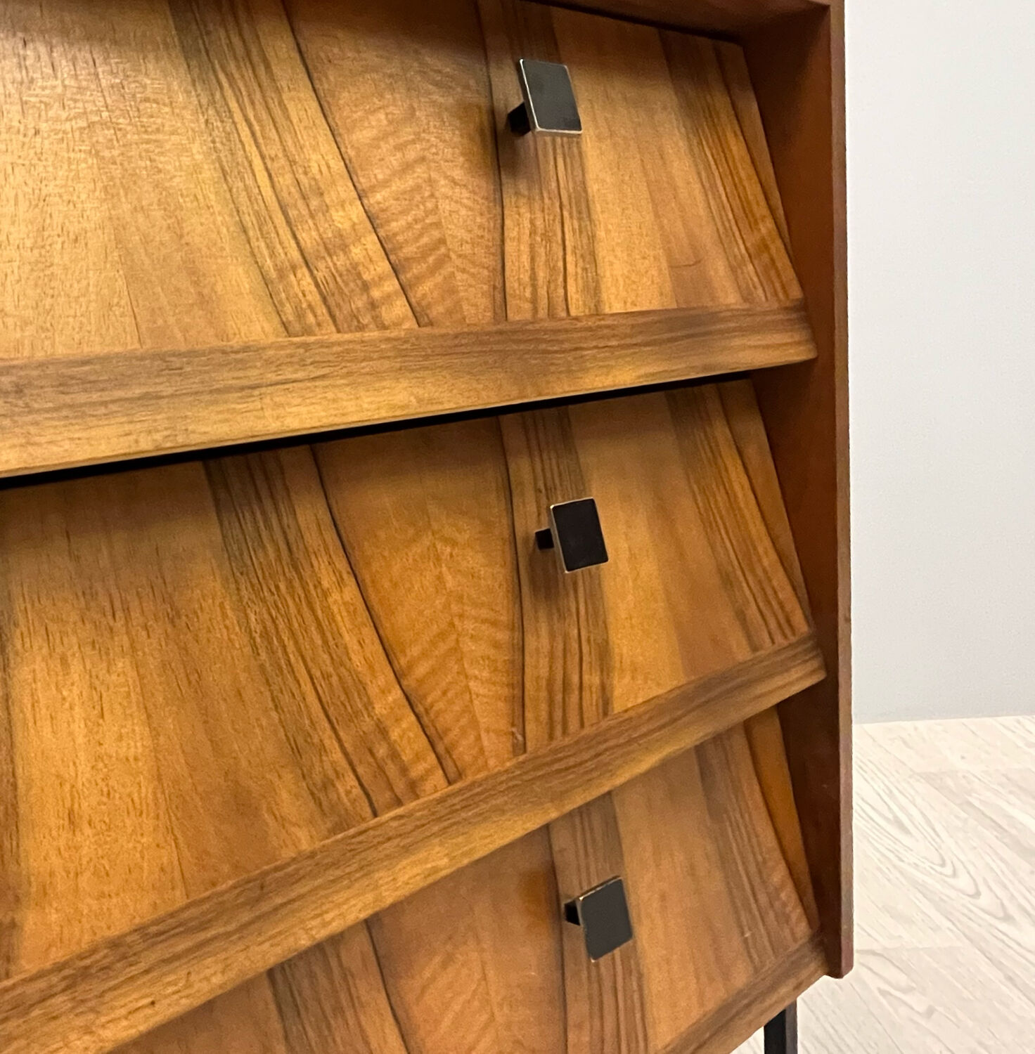 Shoes cabinet with metal frame