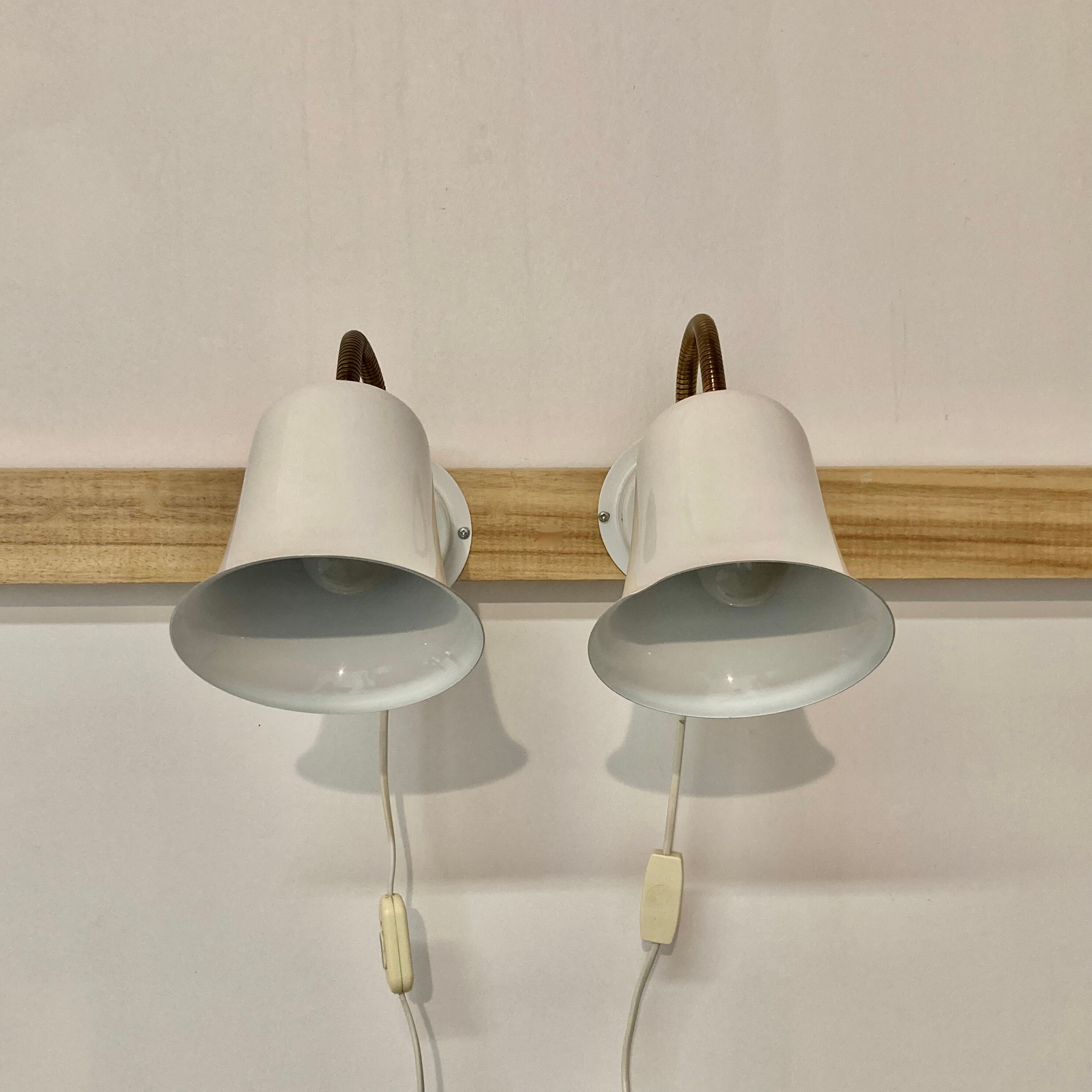 Paire d'appliques blanches design 1950.
