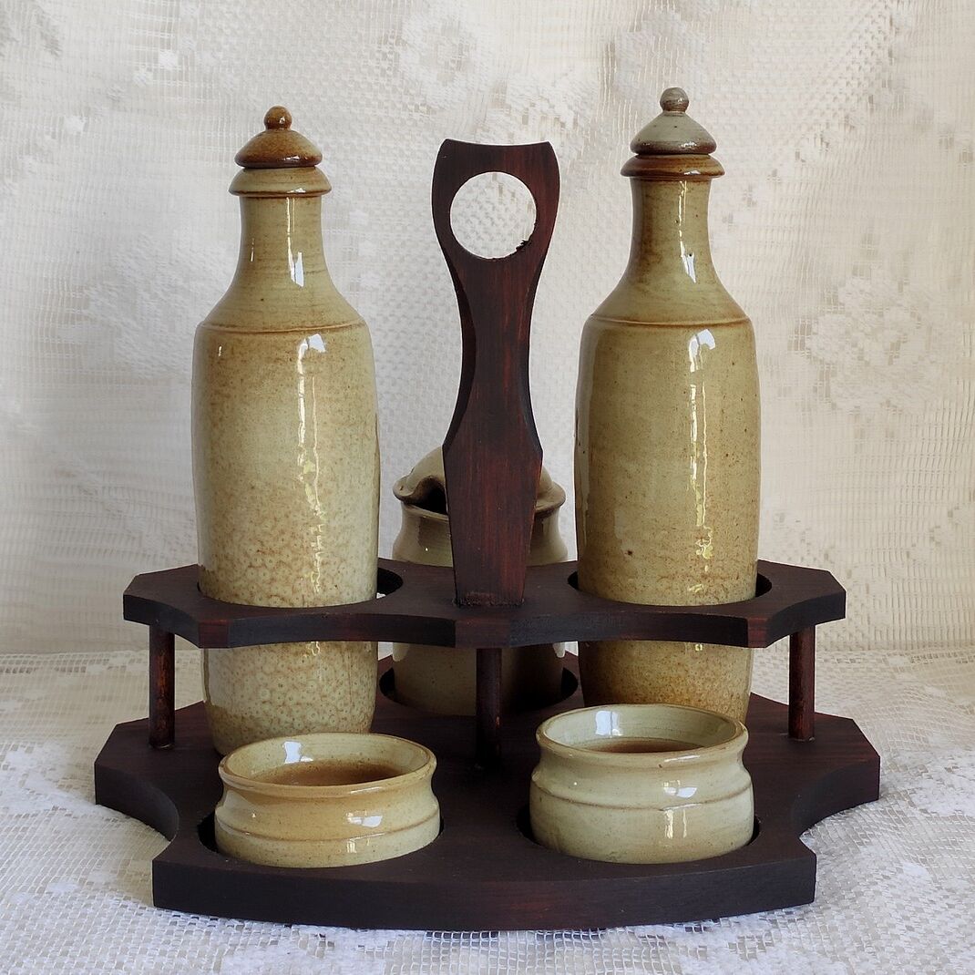 Sandstone condiment service