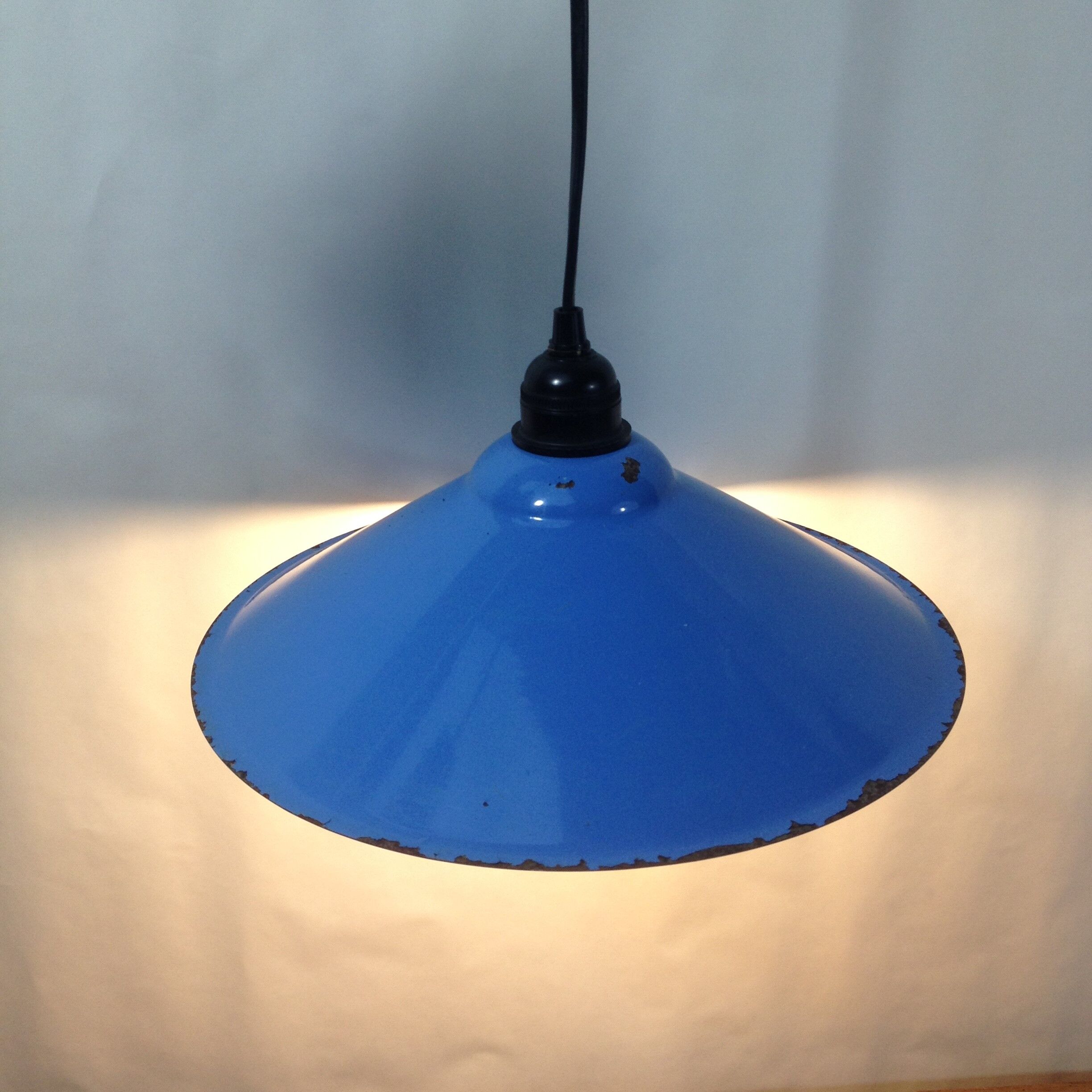 Hanging blue enamelled plate