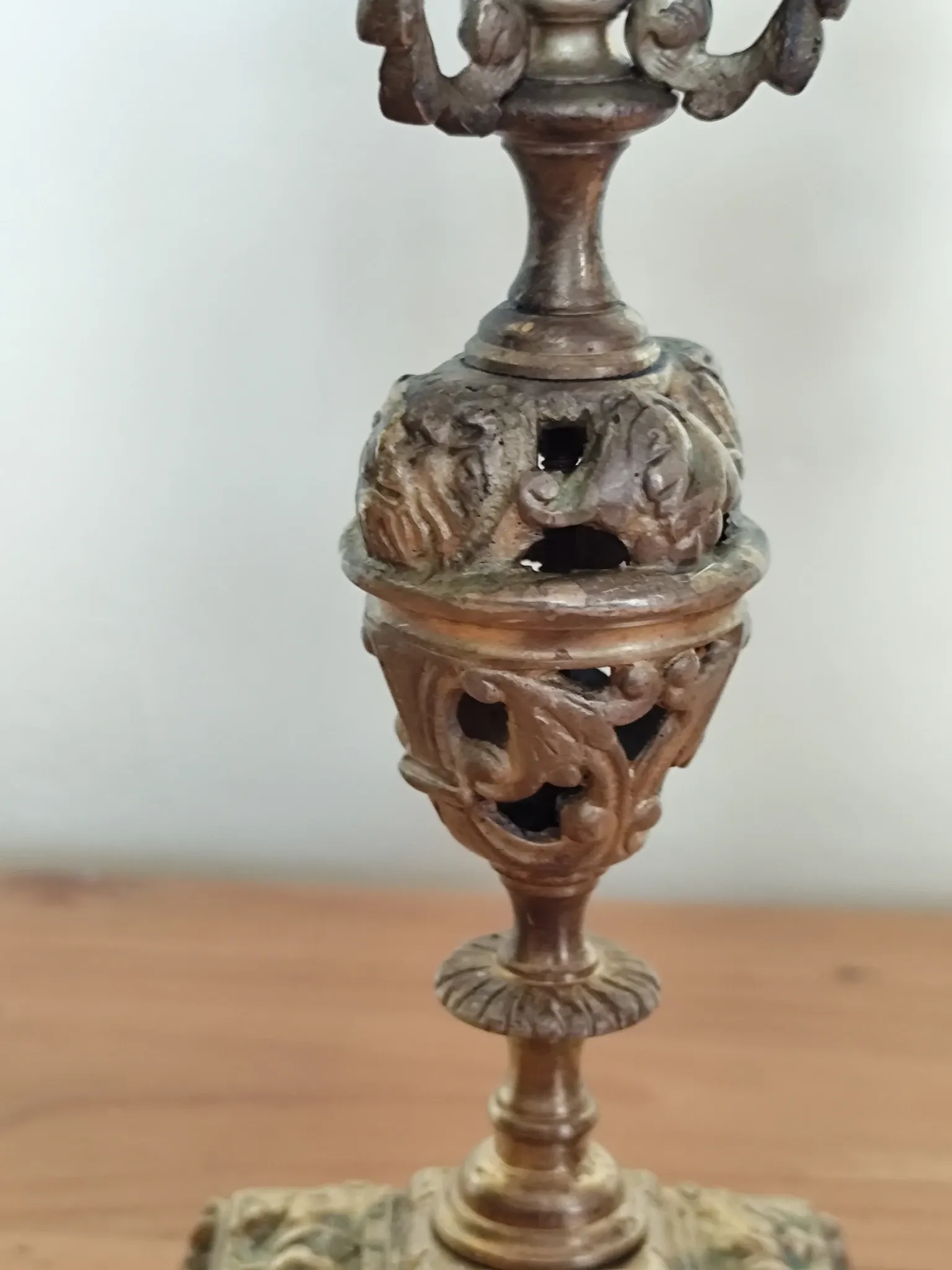 four-light candelabrum in chiselled brass from the 19th century