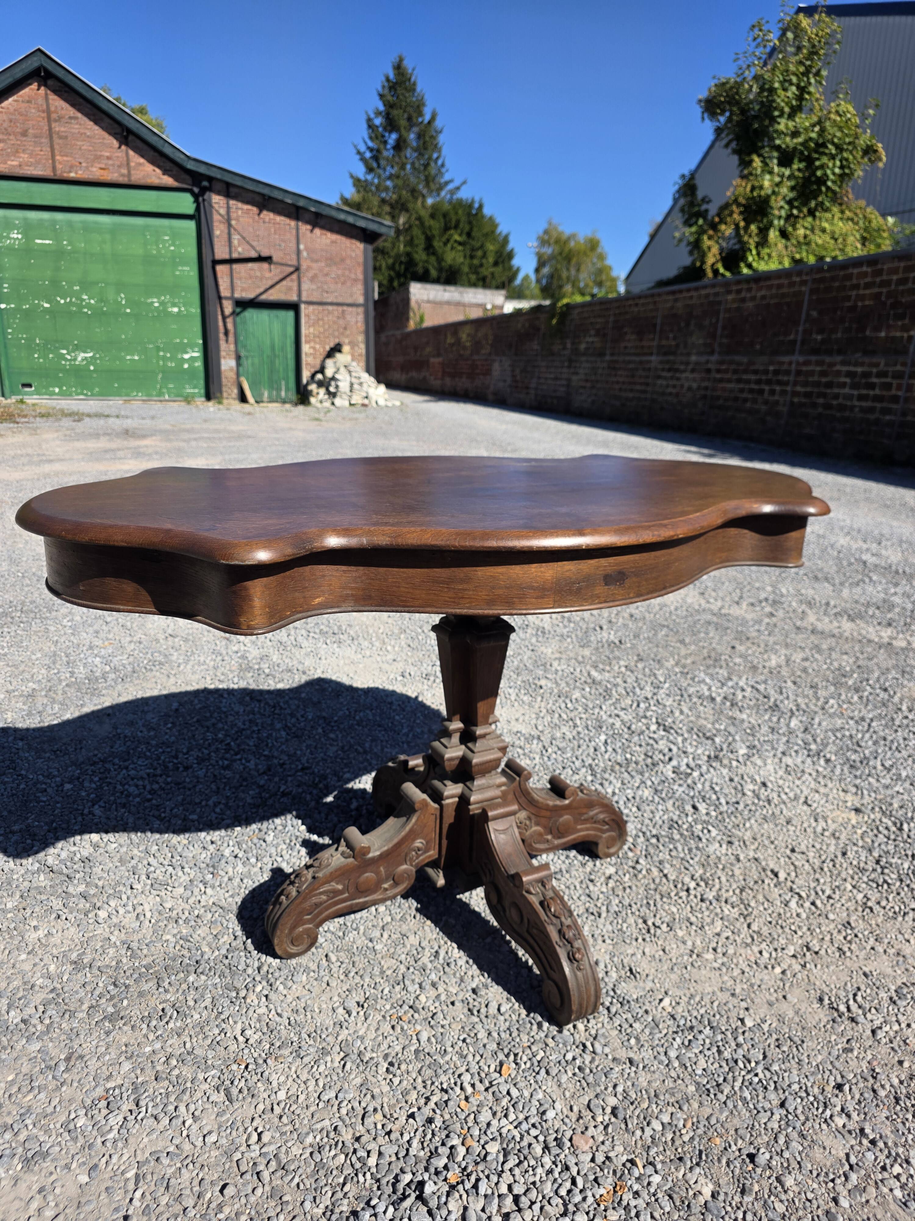 Antique round table in solid oak