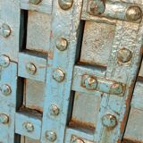 Porte ancienne bleue en bois avec croisillons