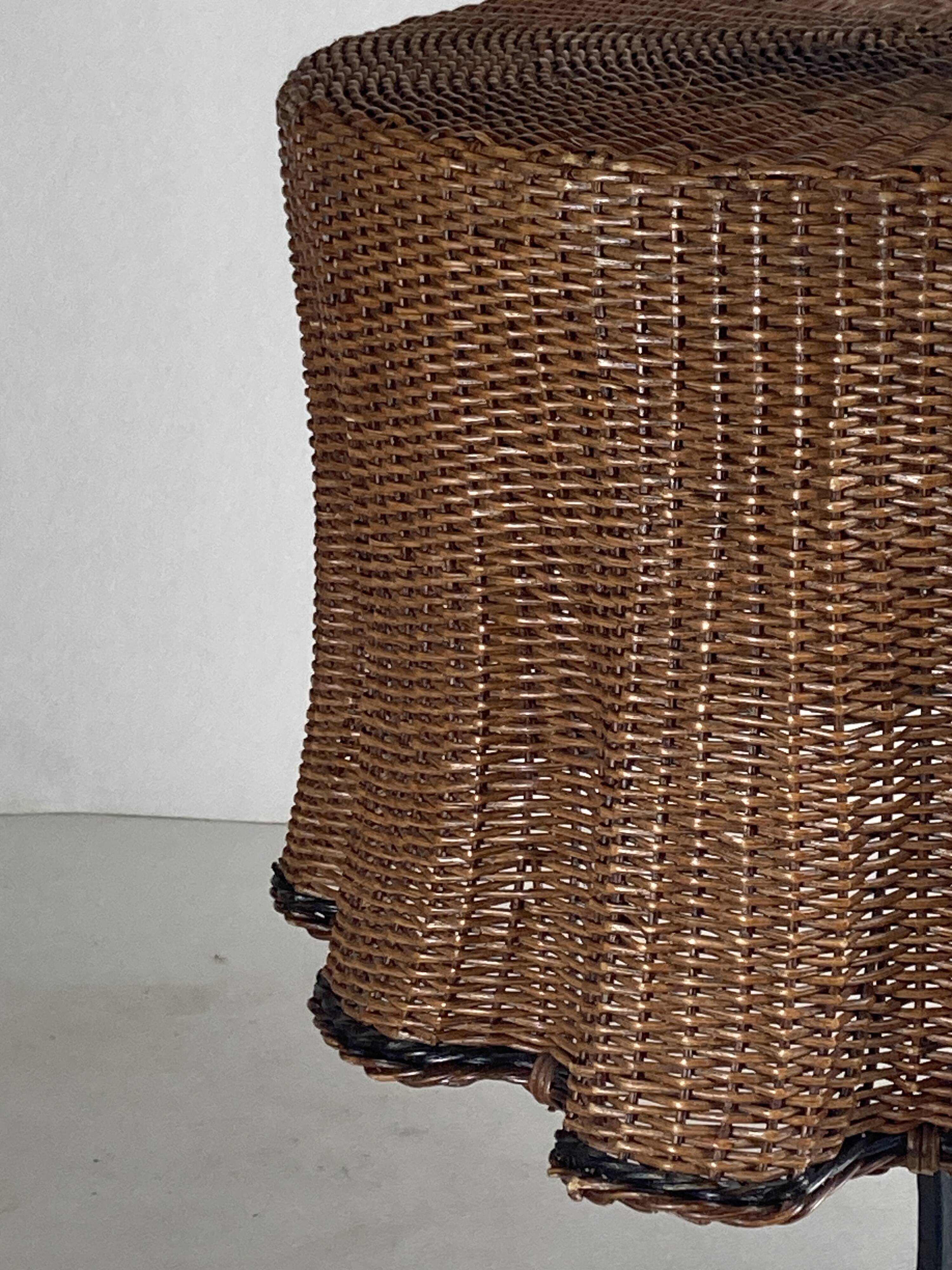 Table d'appoint ondulée en trompe-l'oeil en osier et rotin, 1960