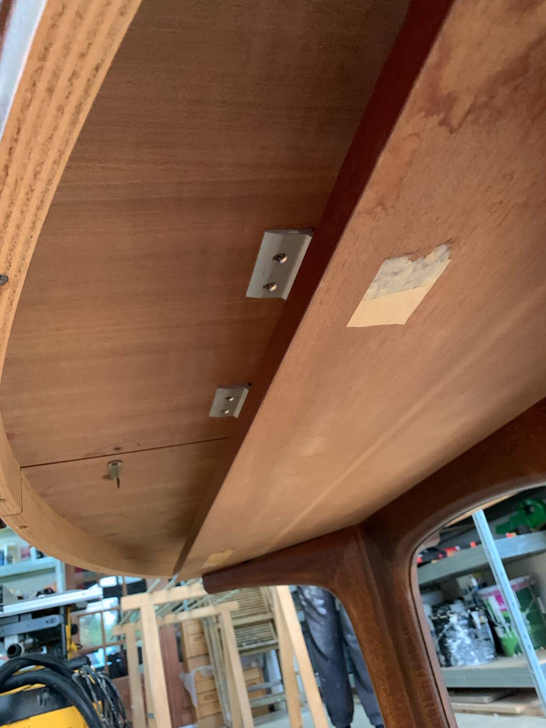 Baumann oval table with extensions