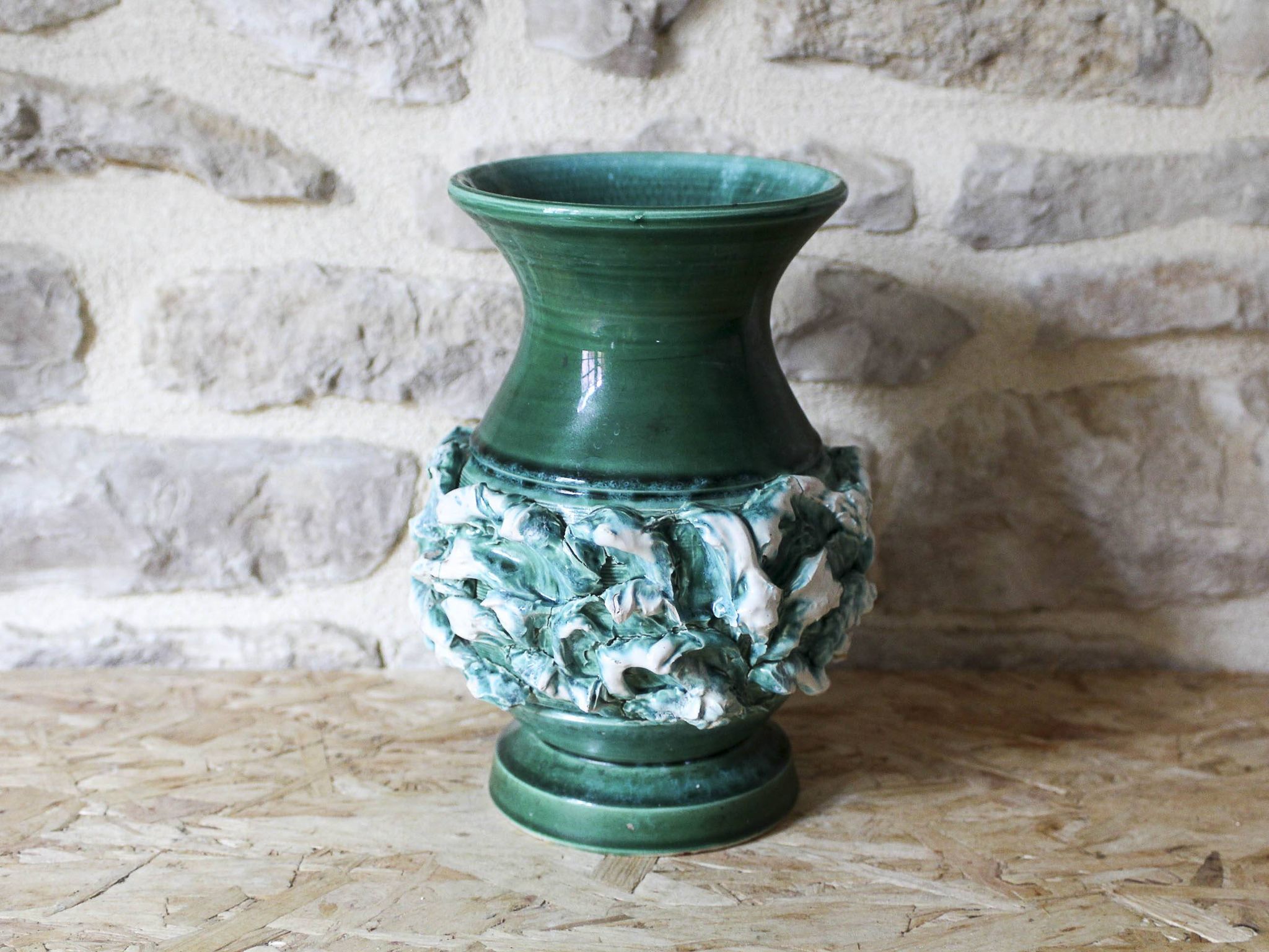 Vase en céramique à décor en barbotine