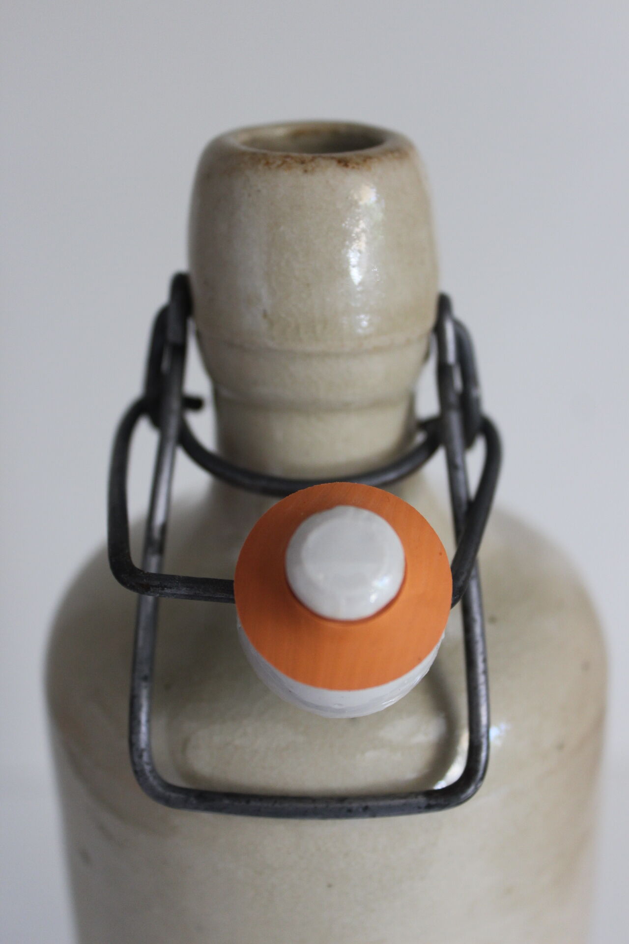 Bouteille en grès vernissé  à bouchon hermétique