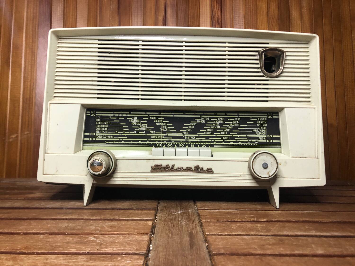 Old radio atlantic bakelite white & bordeaux red vintage #a533