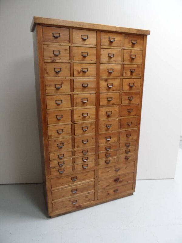 Cabinet de pharmacie vintage avec 50 tiroirs