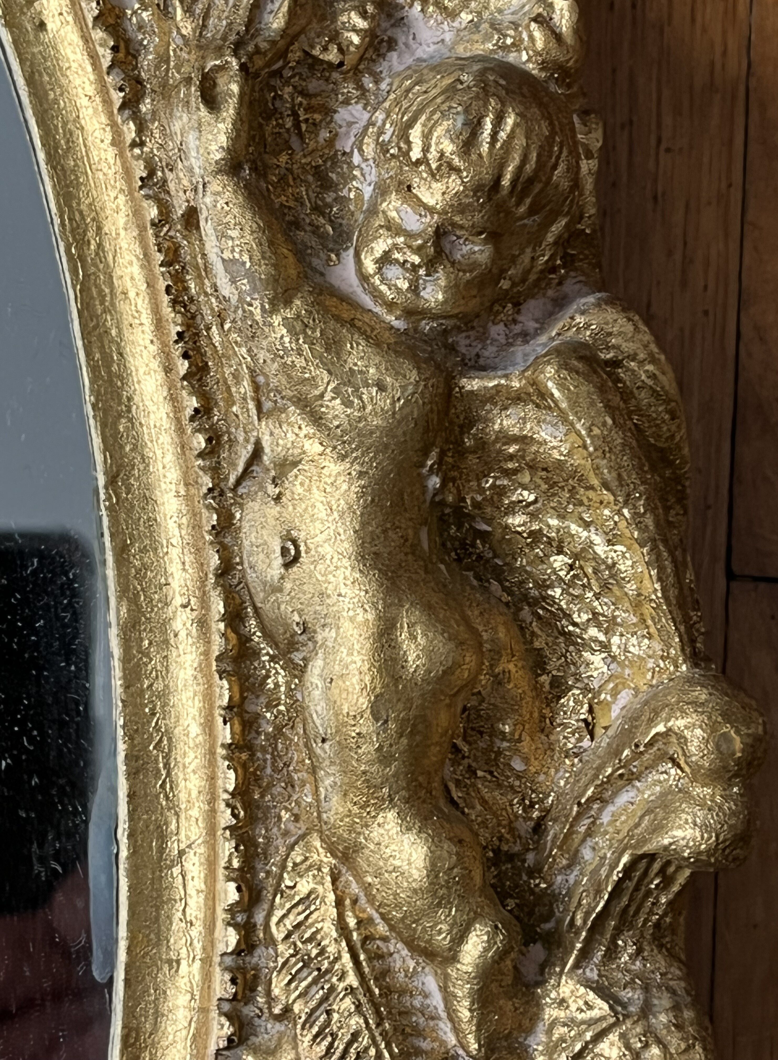 Miroir ovale mouluré doré