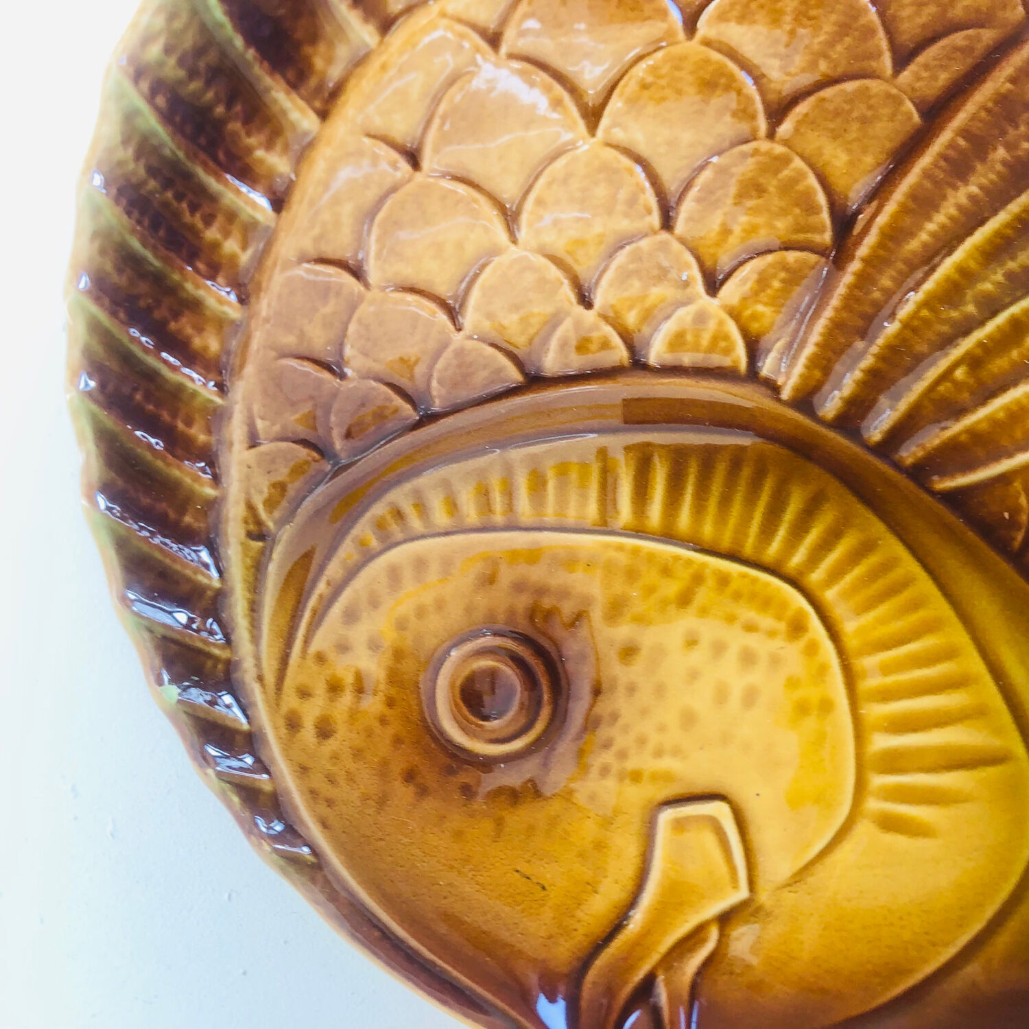 Lot de 2 plats en barbotine Sarreguemines décor poissons