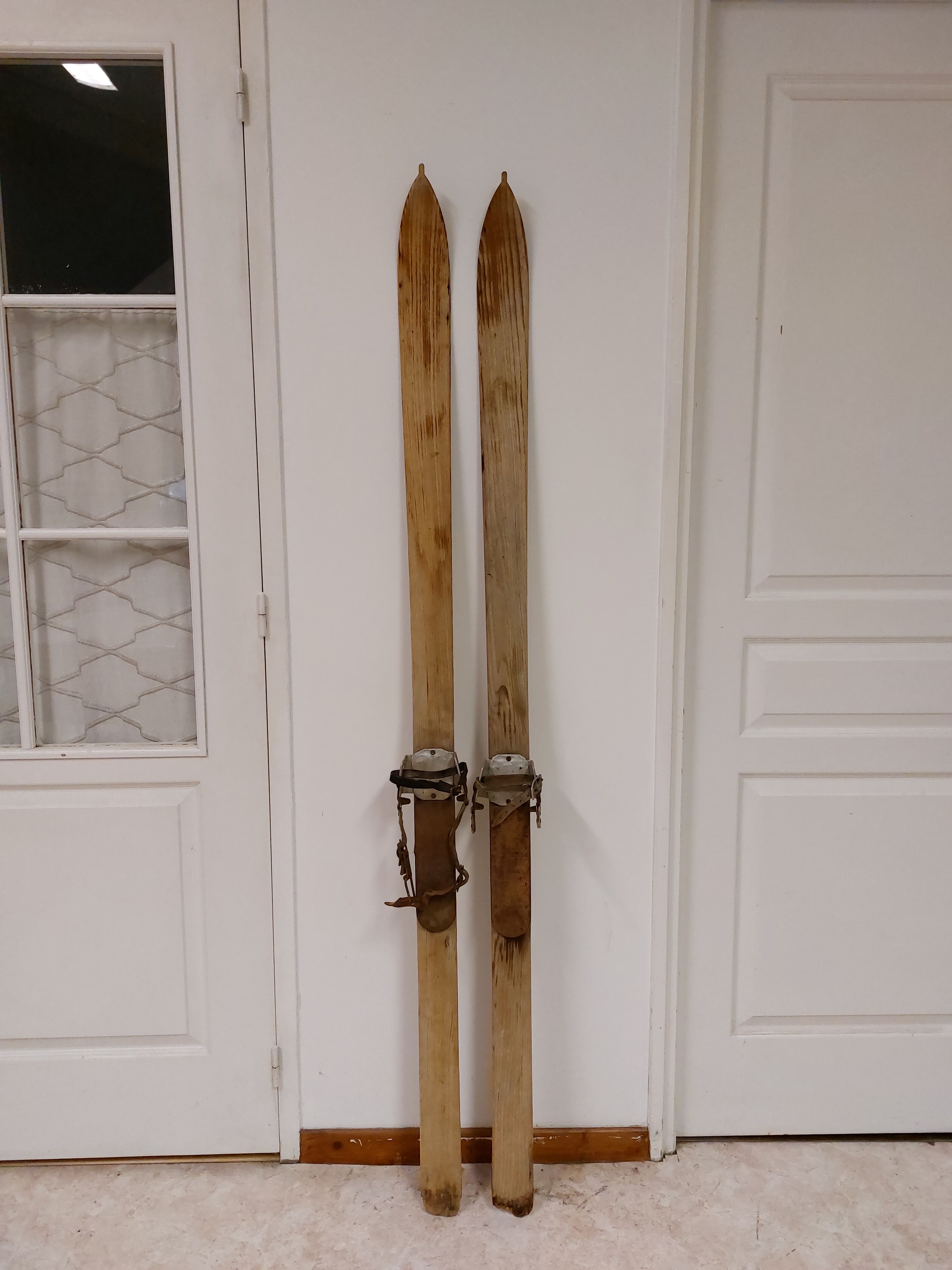 Pair of old skis in wood and zinc 175 cm