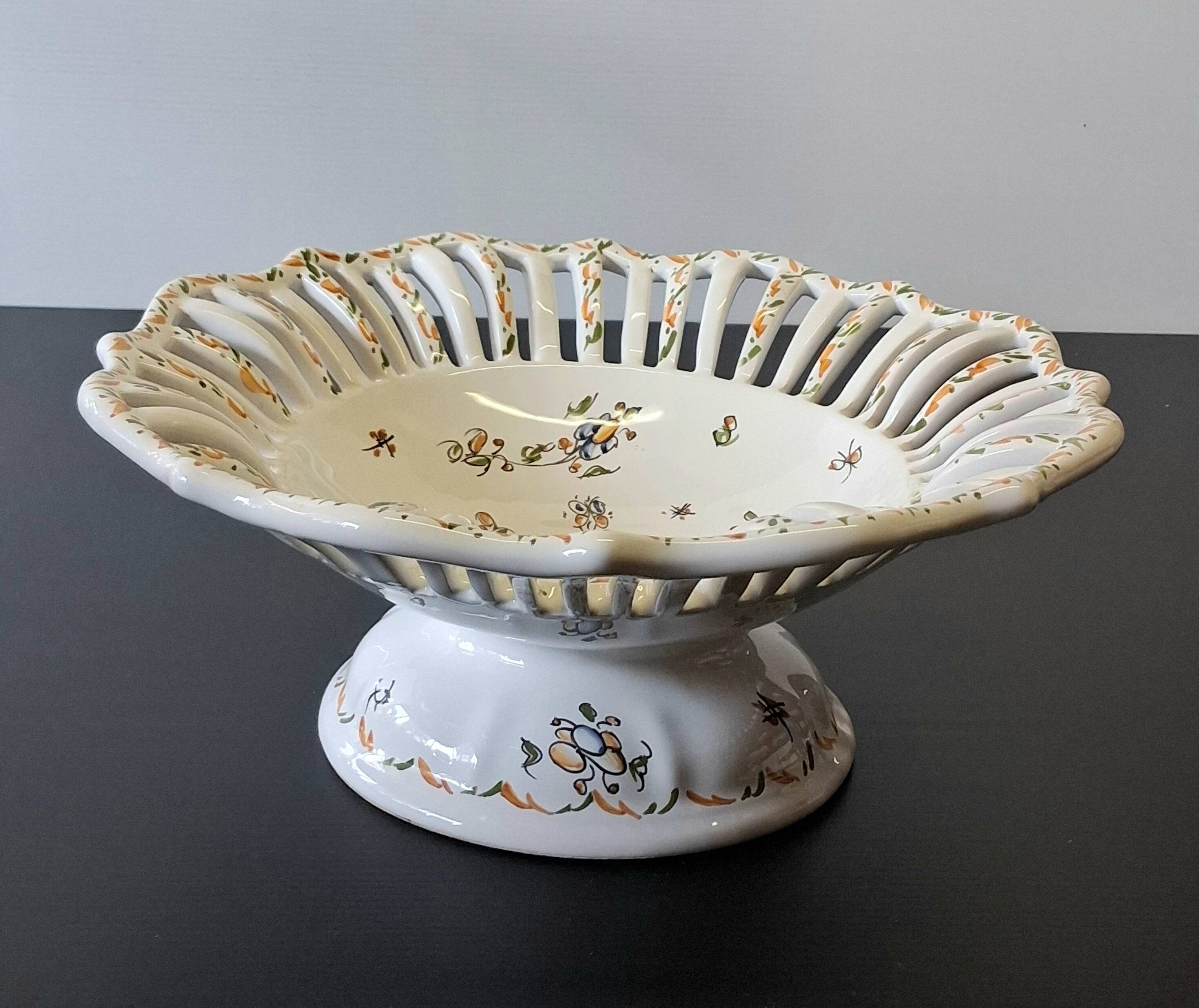 Very nice fruit bowl "Vieux Moustiers" in very good condition.