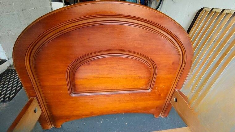 Single bed 90 x 190 with slatted base.