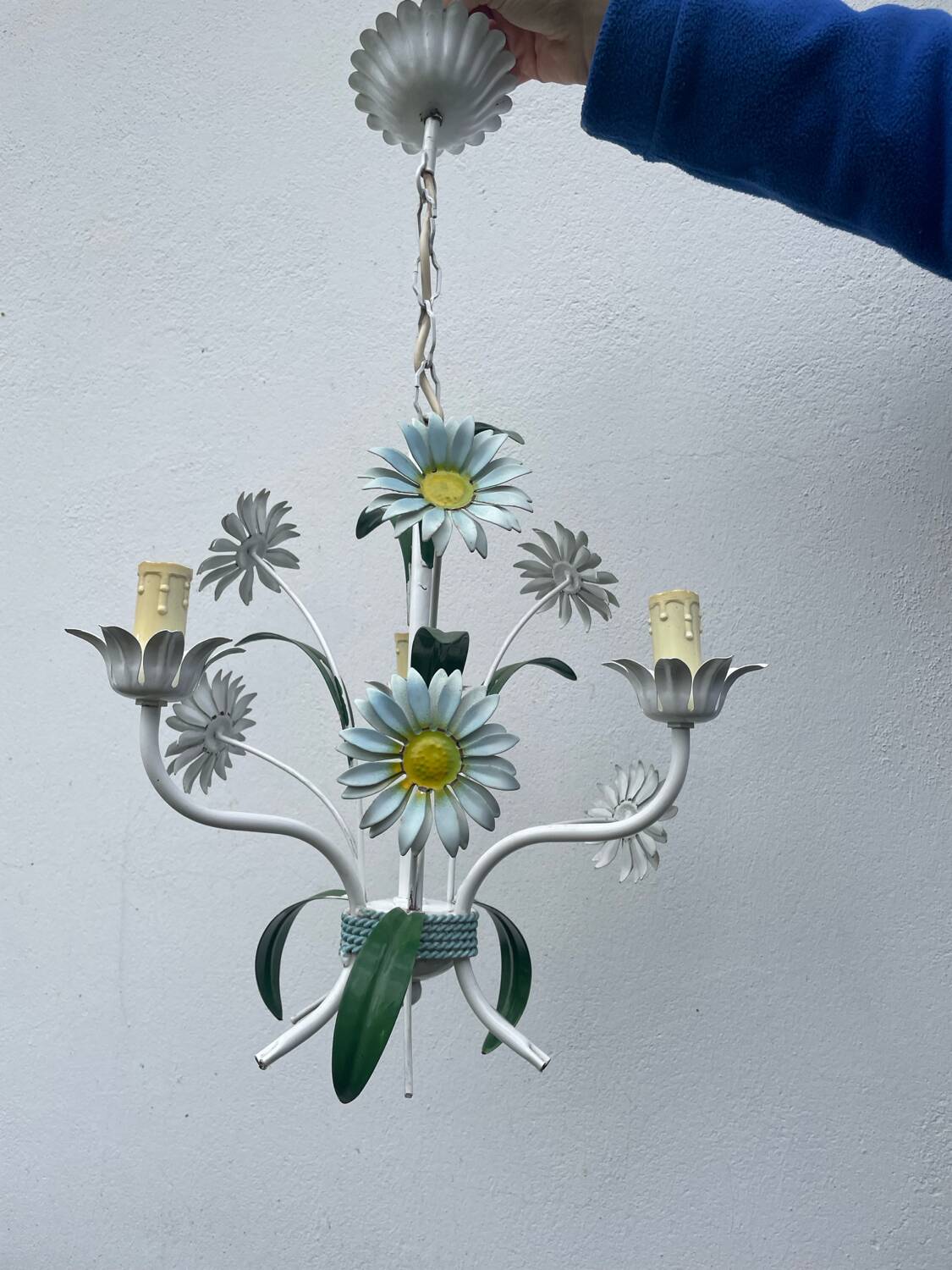 Suspension en métal formant des fleurs