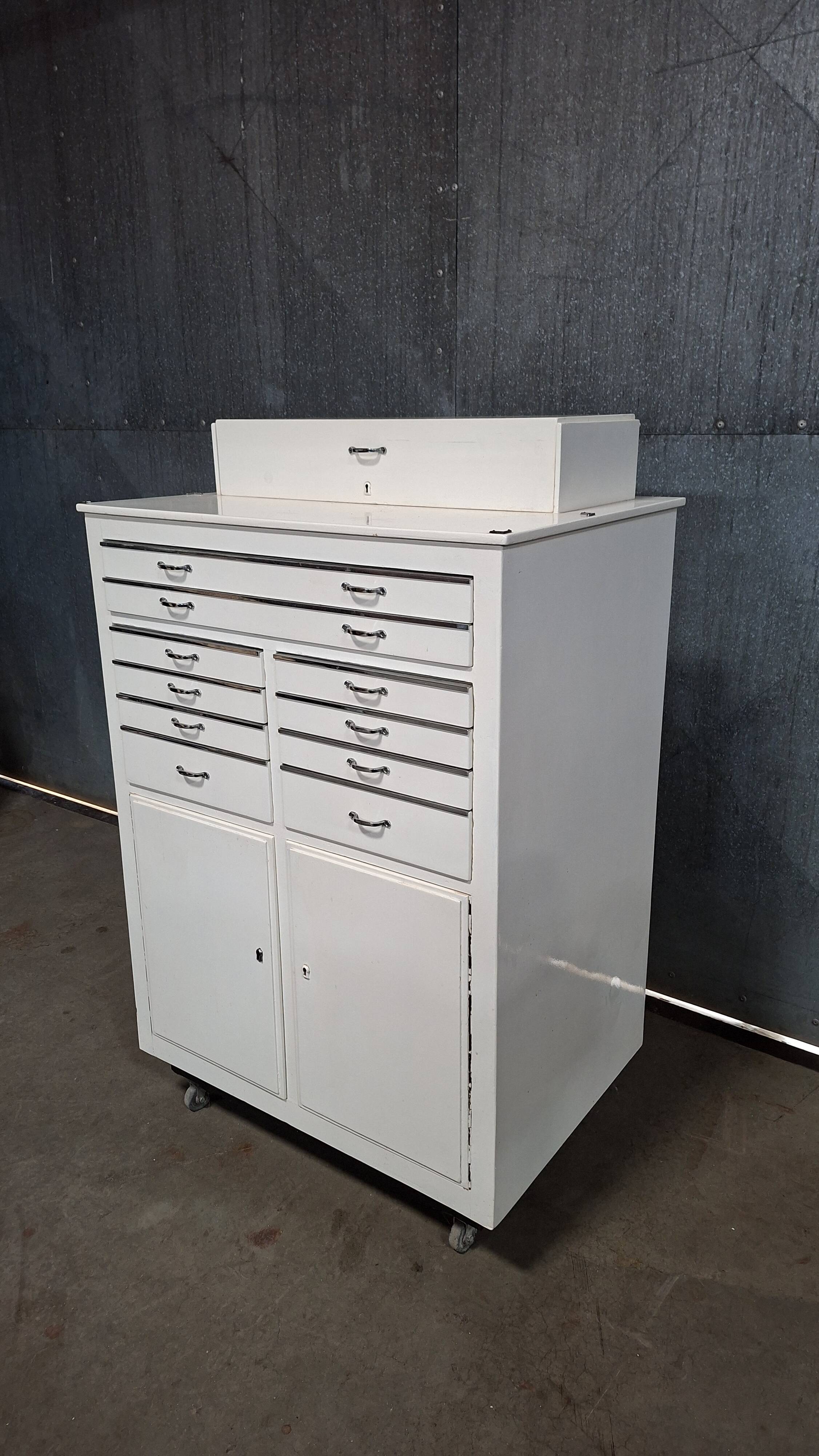 Meuble dentiste sur roulettes / meuble médical / commode à tiroirs