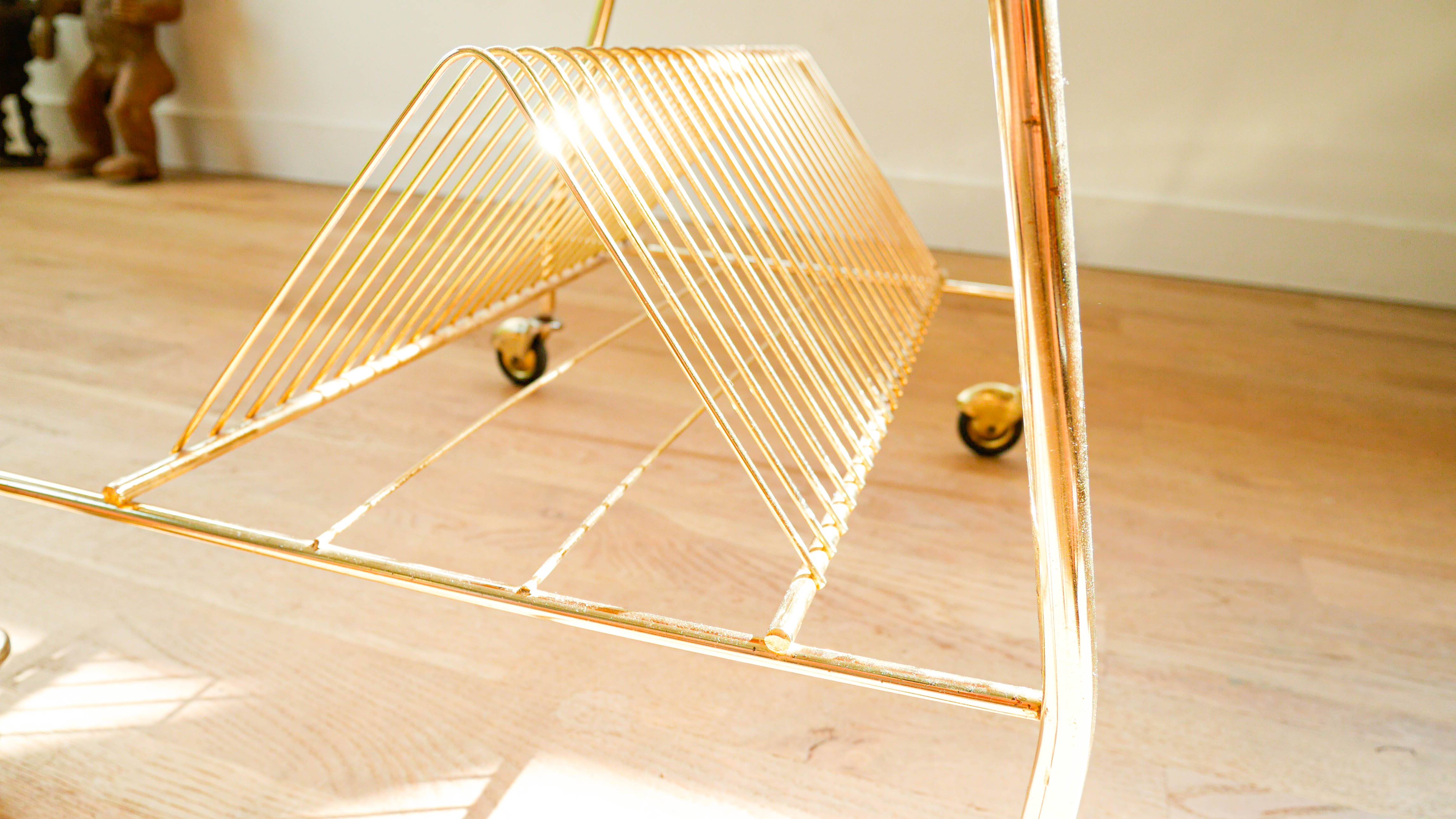 Vinyl service in gilded metal, with wooden top
