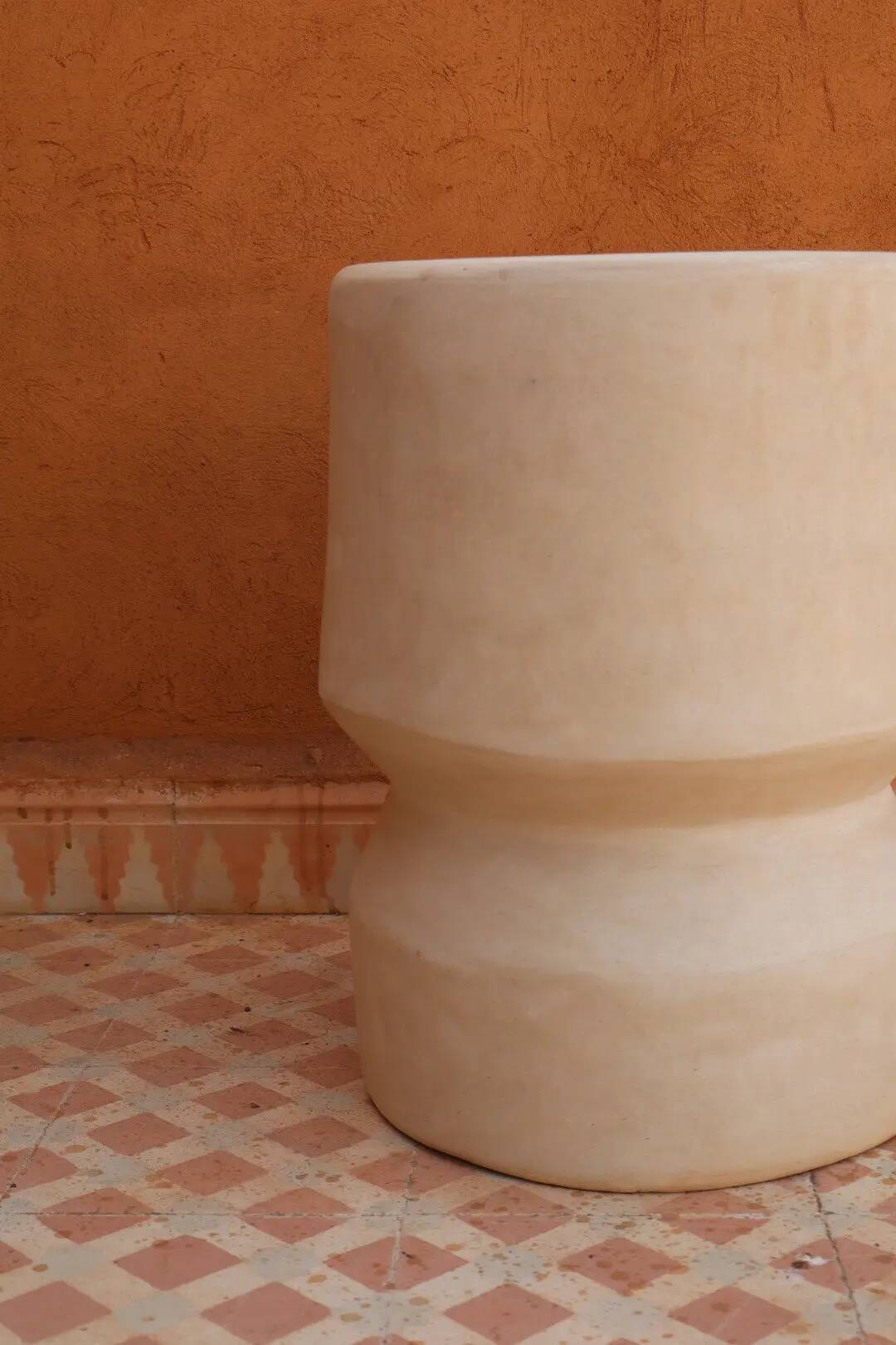 Sculptural side table in tadelakt