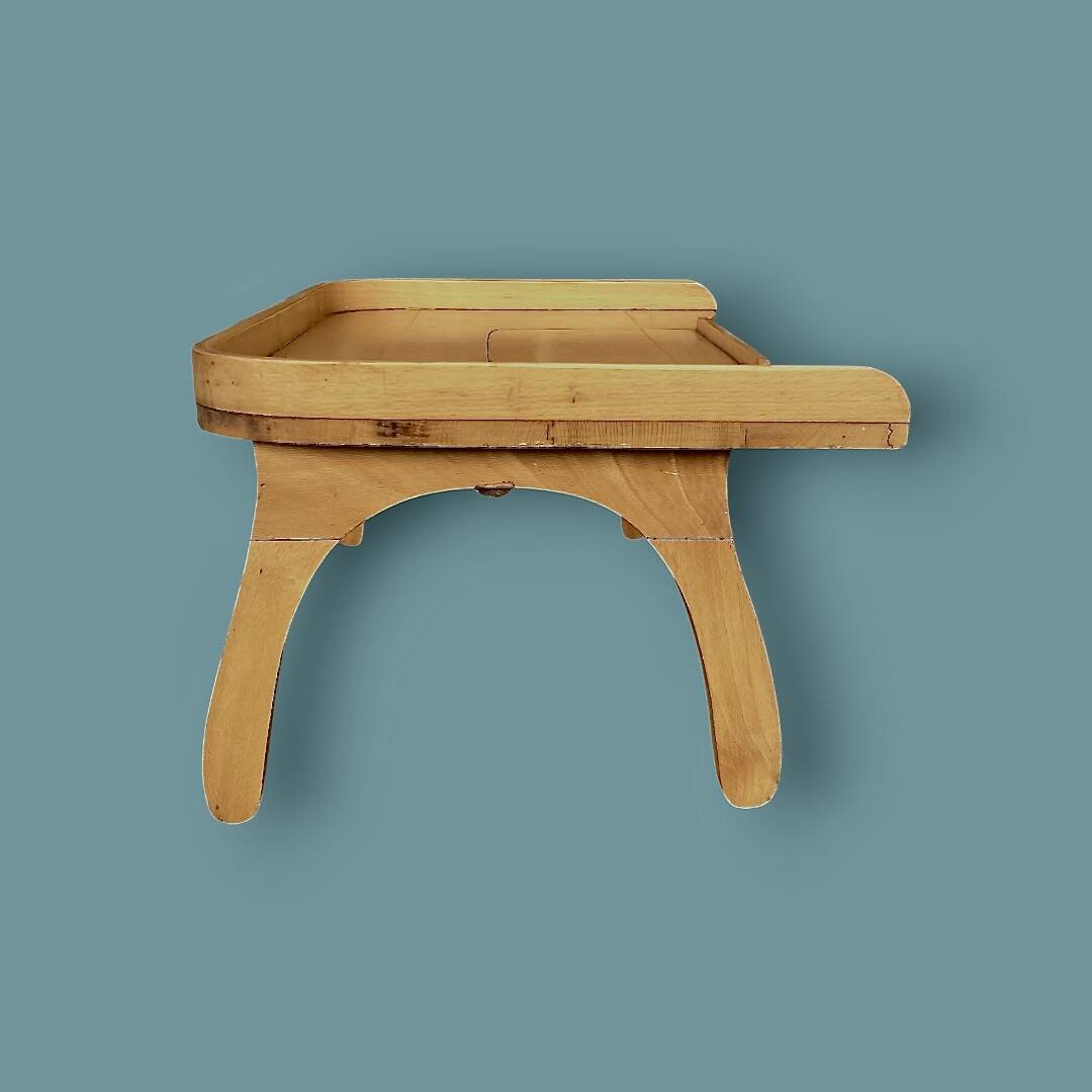 Old bed platform with a varnished wooden reading shelf, Torck