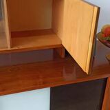 Buffet long moderniste des années 1970.