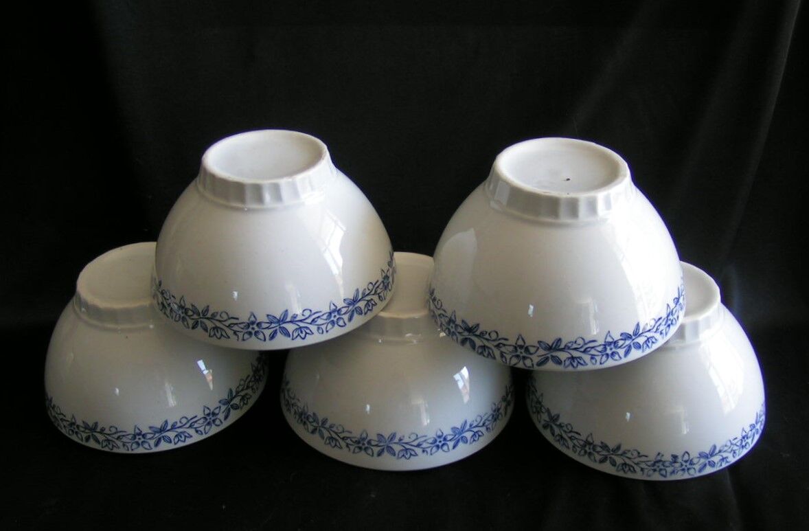 Earthenware bowls with floral decoration