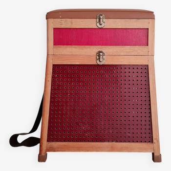 Tabouret de pêcheur rouge et ancien