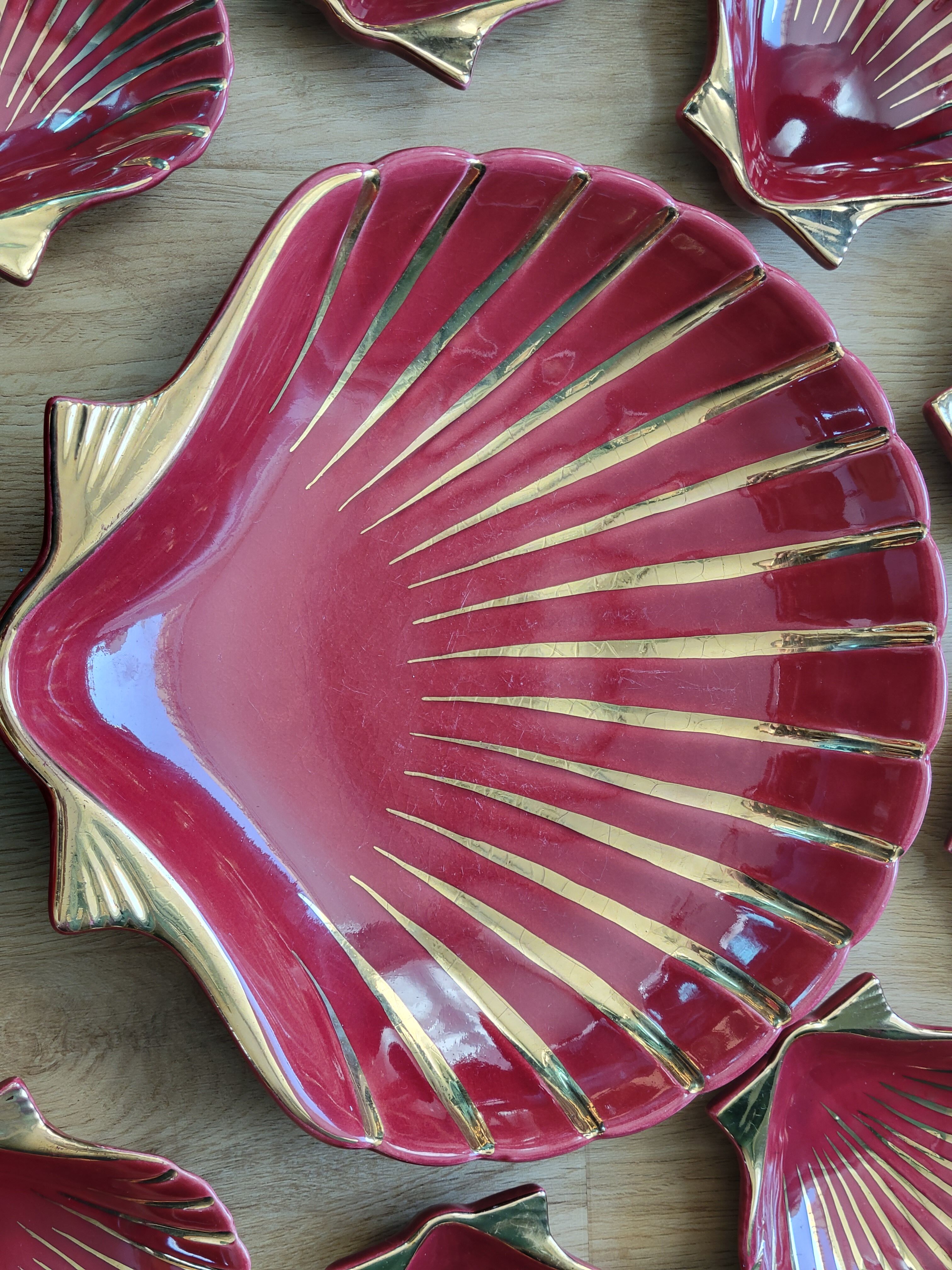 Proceram Aubagne service in red and gilded ceramic shell St Jacques 1950