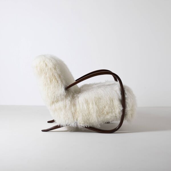 Paire de fauteuils Jindrich Halabala H 269 en peau de mouton mongole.